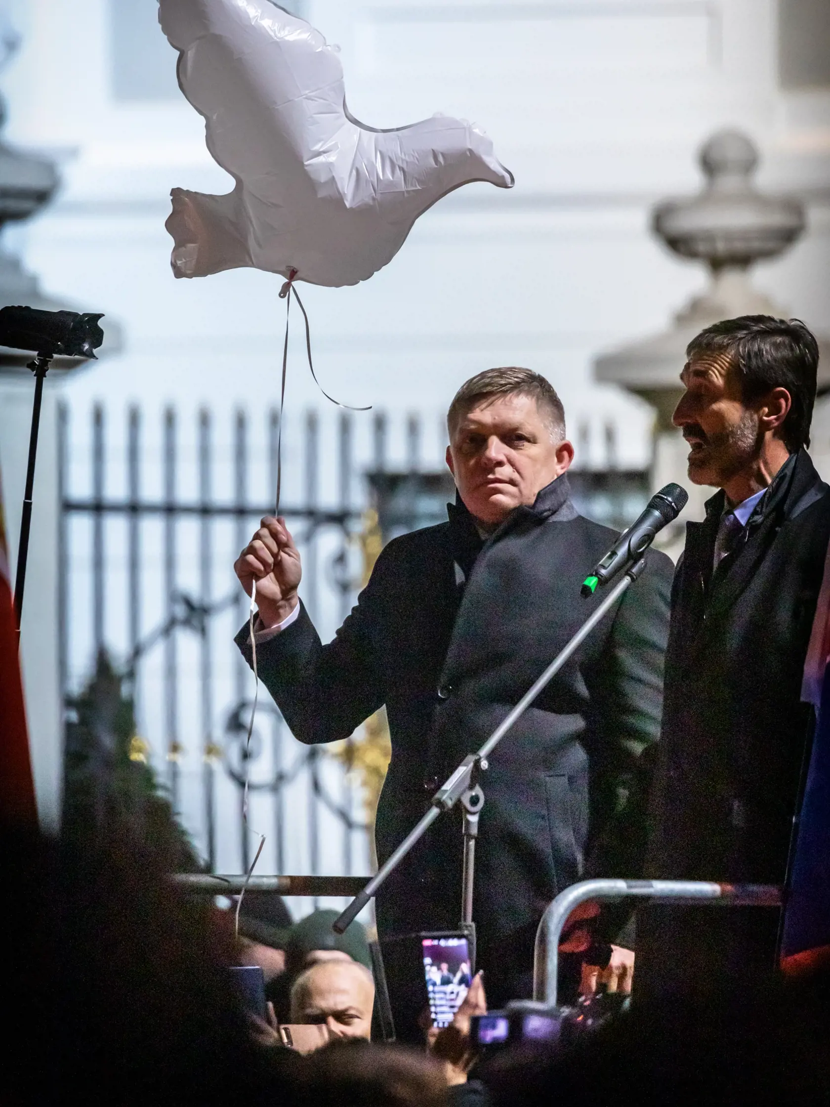 Na snímke je Robert Fico a Juraj Blanár na proteste pred Prezidentským palácom proti obrannej zmluve s USA a zdražovaniu potravín.  