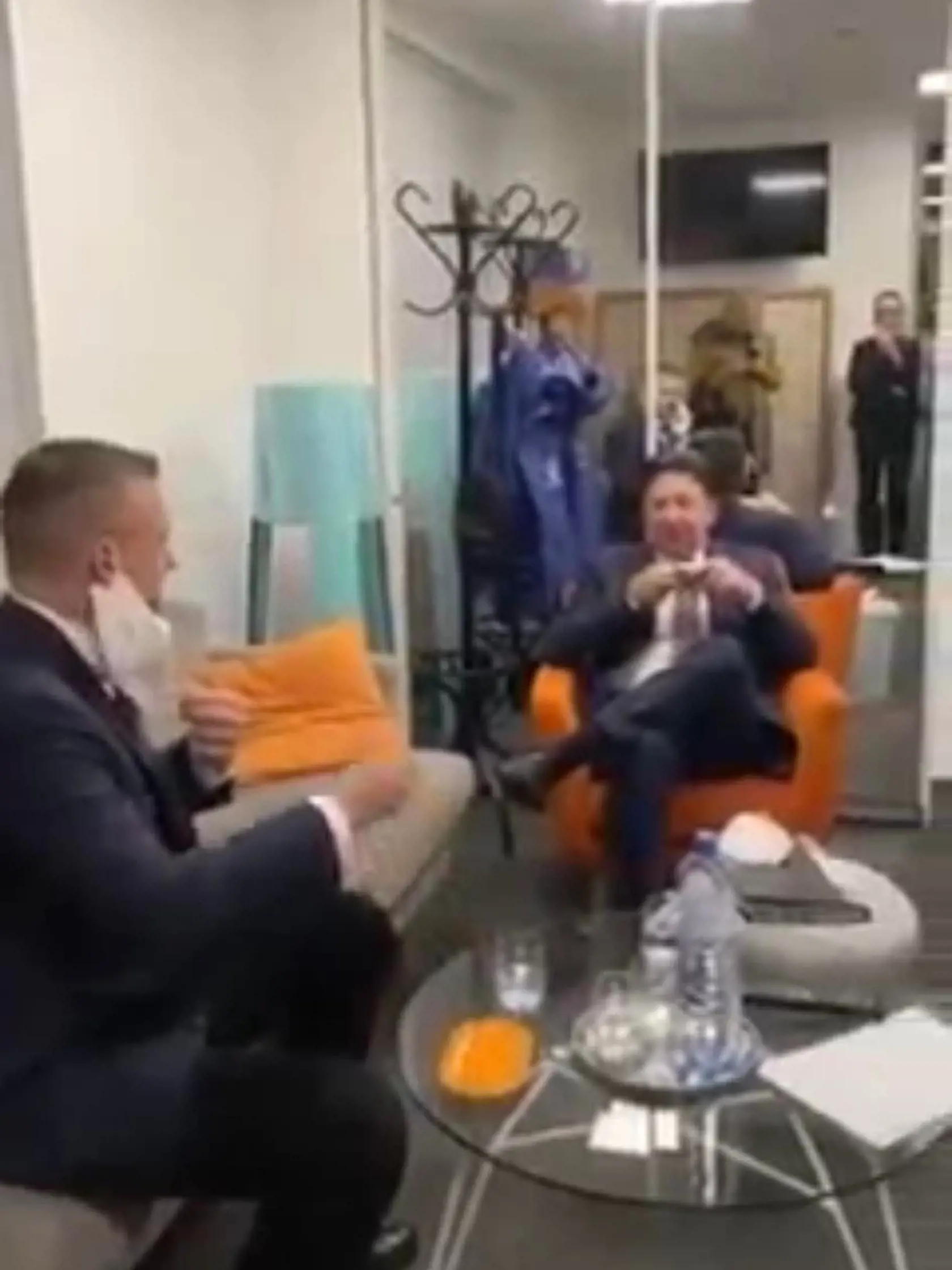 Peter Pellegrini a Ján Budaj v zákulisí Televízie Markíza.