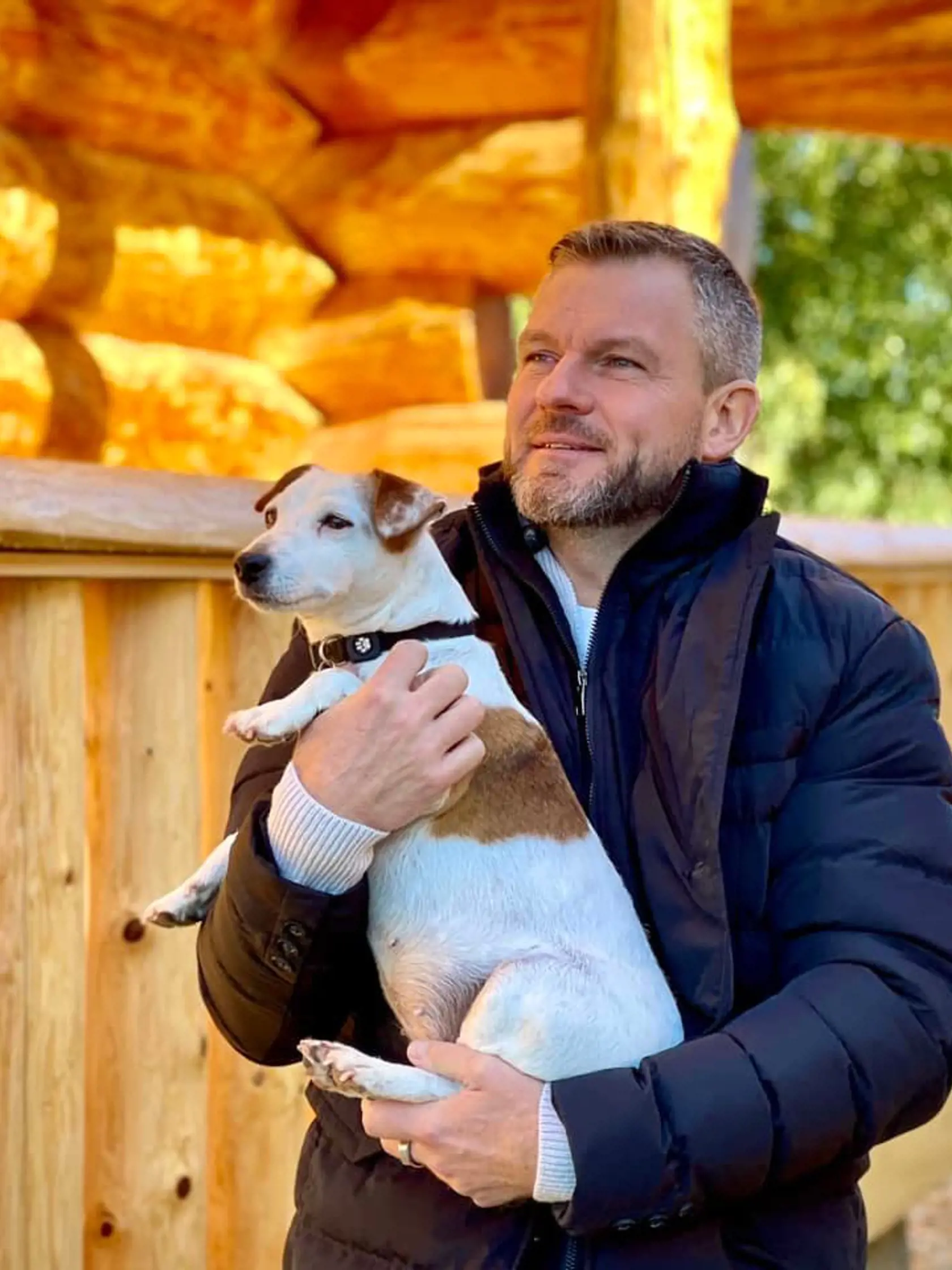 "Psík na fotke nie je môj… Toho môjho Atreya by som len ťažko zodvihol na ruky, keďže je podstatne ťažší," napísal Peter Pellegrini na sociálnej sieti.