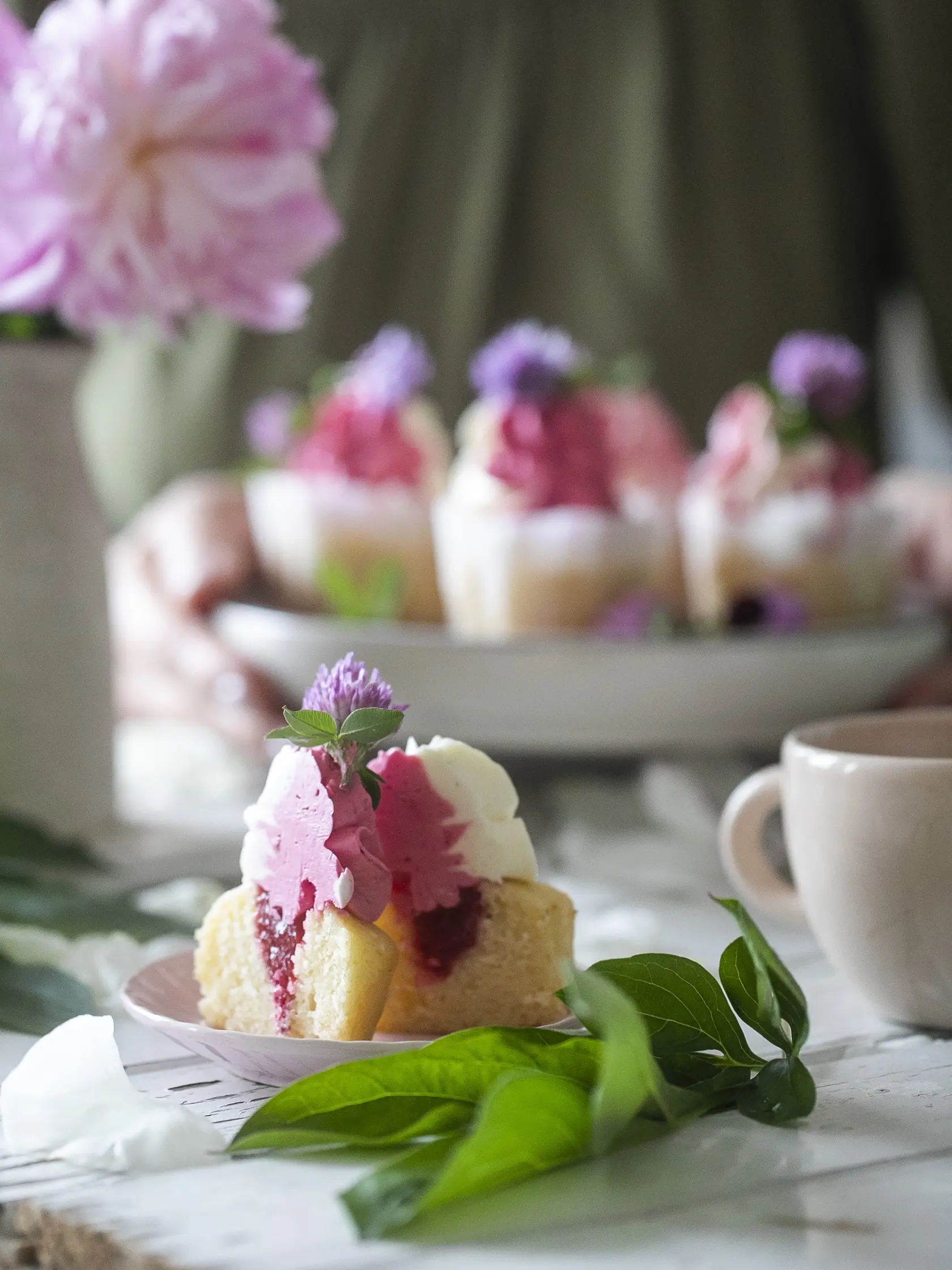 tonka cupcaky s malinovým krémom

recept:
12 KUSOV, PRÍPRAVA 35 MINÚT, PEČENIE 18 AŽ 20 MINÚT
Na cupcaky:
• 150 g hladkej múky • 1 a pol lyžičky kypriaceho prášku • štipka soli
• 115 g masla • 120 g krupicového cukru • 8 g tonka cukru • 2 vajcia L
• 60 ml plnotučného mlieka
Na malinový krém:
• 150 g malín • 3 lyžice kryštálového cukru • štvrť lyžičky kukuričného škrobu • 115 g masla • 50 g práškového cukru • 1 lyžička vanilkového extraktu
• 2 lyžice malinového