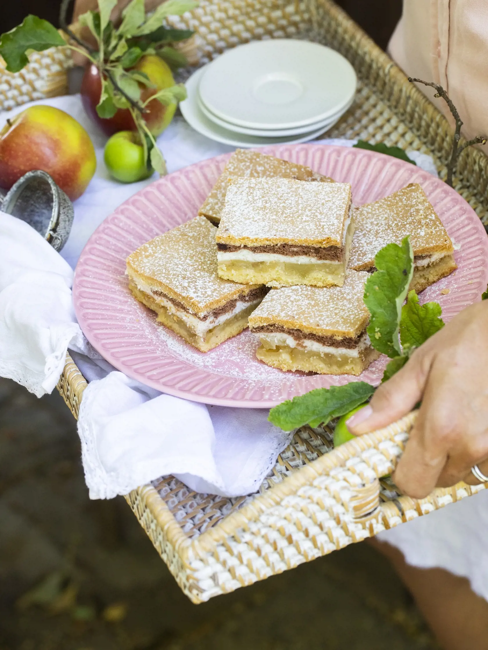 farebný jablkový koláč

recept:
12-15 PORCIÍ, PRÍPRAVA 40 MINÚT,
PEČENIE 45-50 MINÚT
Na jablkovú náplň:
• 1,5 kg kyslejších jabĺk
• 2 lyžice krupicového cukru
• 2 lyžice detskej krupice
• pol lyžičky mletej vanilky
Na prvé cesto:
• 5 žĺtkov
• 400 g hladkej múky
• 250 g masla
• 110 g práškového cukru
• 1 lyžica kyslej smotany
• 1 lyžička kypriaceho prášku
Na druhé cesto:
• 5 bielkov
• 150 g práškového cukru
+ na posypanie
• 1 lyžica citrónovej šťavy
• 50 g polohrubej múky
• 60 g zemiakového škrob