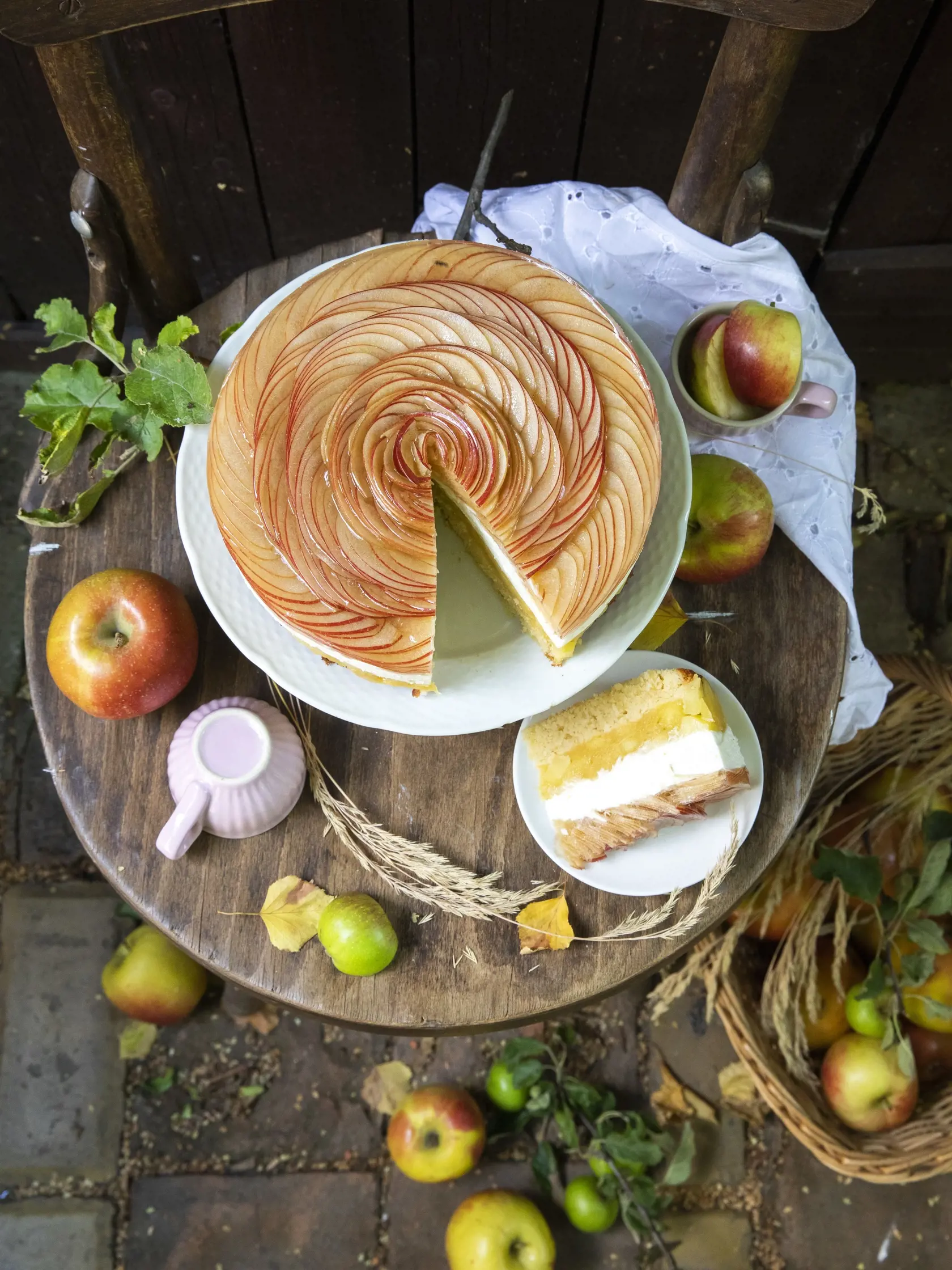 jablkový koláč s tvarohovým krémom

recept:
10-12 PORCIÍ, PRÍPRAVA 60 MINÚT,
PEČENIE 15-20 MINÚT
Na cesto:
• 2 vajcia
• 70 g krupicového cukru
• 1 lyžička vanilkového extraktu
• 30 g hustého jogurtu
• 50 g roztopeného masla
• 70 g mandľovej múky
• 50 g ryžovej múky
• 5 g kypriaceho prášku
Na jablkovú náplň:
• 4 väčšie jablká
• 5 lyžíc trstinového cukru
• 1 lyžica citrónovej šťavy
• štipka škorice
• 1 balíček vanilkového pudingu
Na tvarohový krém:
• 250 g jemného tučného tvarohu
• 150 ml šľahačk