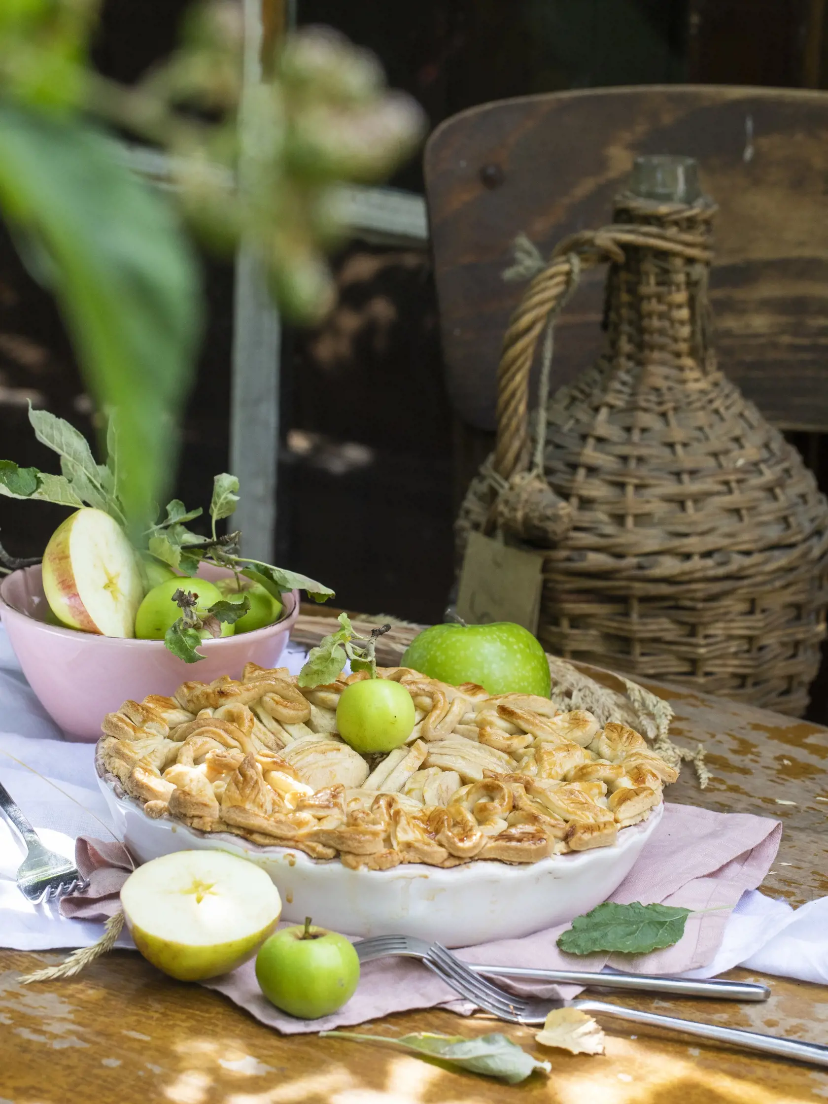 jablkový páj

recept:
8-10 PORCIÍ, PRÍPRAVA 30 MINÚT,
PEČENIE 45-50 MINÚT
Na cesto:
• 375 g hladkej múky
• 3 lyžice práškového cukru
• štipka soli
• štvrť lyžičky mletej vanilky
• 50 g masti
• 170 g studeného masla
• 60 ml studenej vody
• maslo na vymastenie a múka na
vysypanie formy
Na jablkovú náplň:
• 1 kg jabĺk
• 2 lyžice citrónovej šťavy
• 1 lyžička citrónovej kôry
• 5 lyžíc krupicového cukru
• 6 lyžíc kukuričného škrobu
• 1 vajce
1. V mise zmiešajte múku, cukor, soľ, vanilku.
Pridajte stud