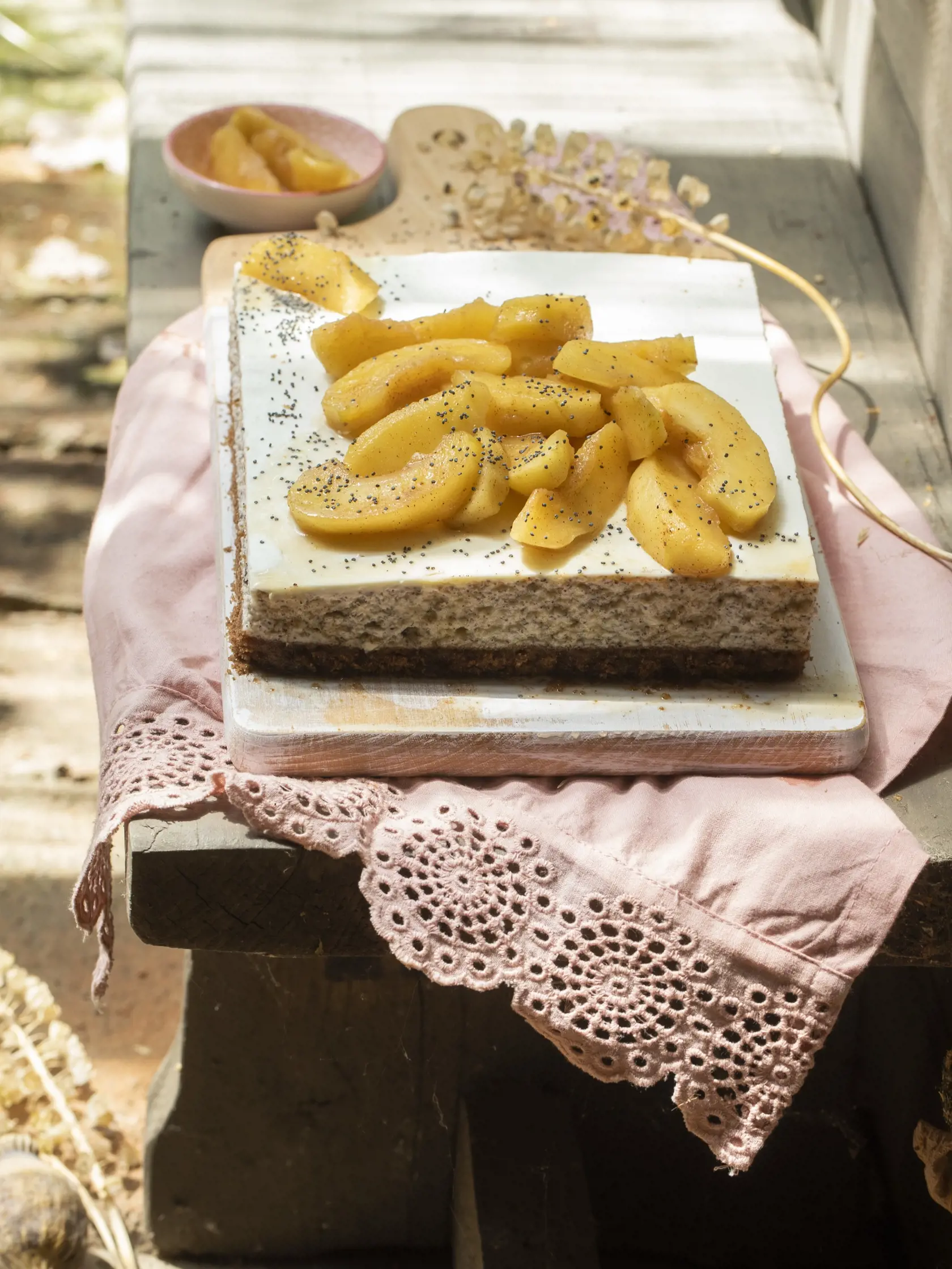 makový cheesecake

recept:
12-15 PORCIÍ, PRÍPRAVA 40 MINÚT,
PEČENIE 45-50 MINÚT
Na základ:
• 150 g slaných praclíkov
• 100 g ovsených vločiek
• 2 lyžice trstinového cukru
• 1 lyžička kakaa
• 80 g roztopeného masla
Na tvarohovú náplň:
• 500 g jemného tučného tvarohu
• 150 g šľahačkovej smotany
• 250 g mascarpone
• 140 g krupicového cukru
• 4 vajcia
• 50 g mletého maku
• kôra z 1 citróna
Na javorové jabĺčka:
• 50 g masla
• 4 stredne veľké kyslejšie jabĺčka
• 2 lyžice citrónovej šťavy
• 5 lyžíc j