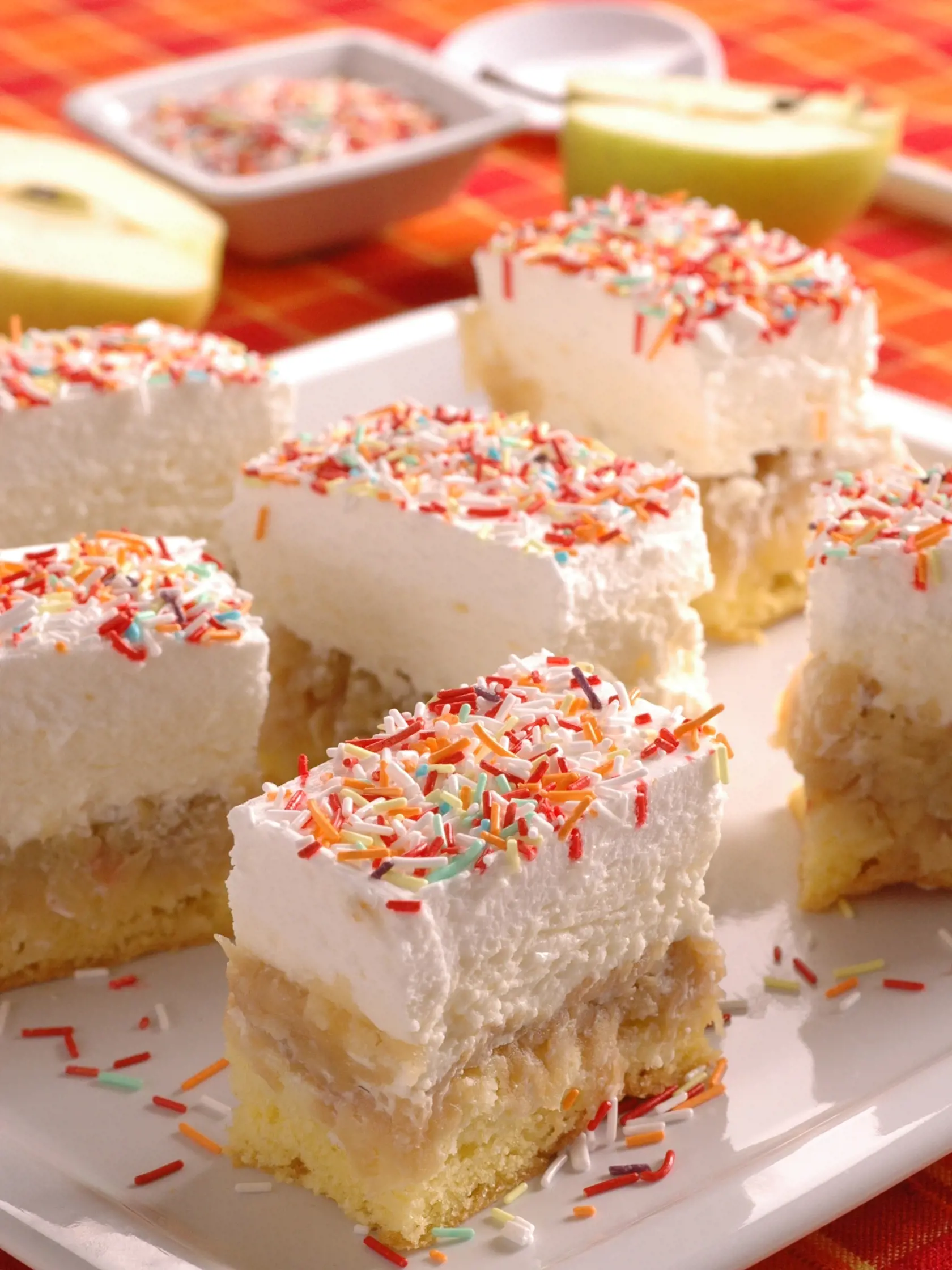 Jablkový krémeš, recept, zákusok, koláč, jablká, puding, šľahačka
Foto: Peter Záhradník
Uverejnené: Báječná Žena č. 23/09 
pôvodný súbor:jablkovy kremes 1.eps