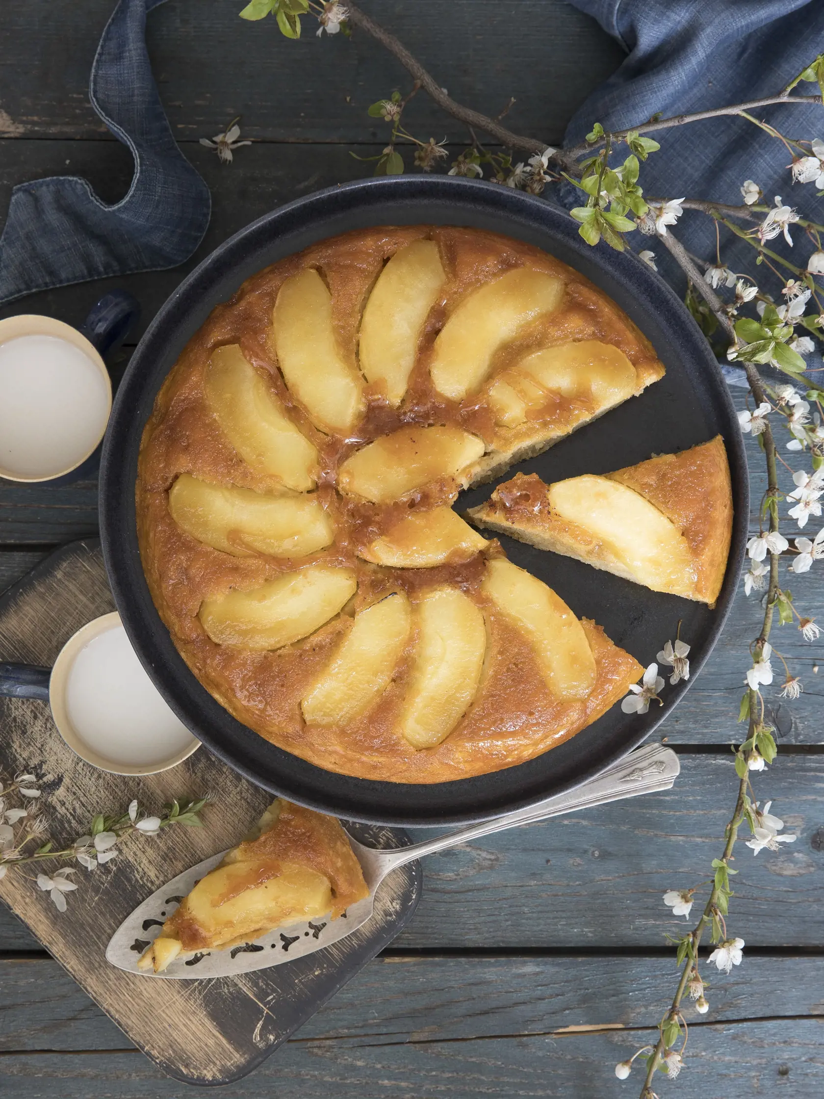 obrátený jablkový koláč

recept:
10-12 PORCIÍ, PRÍPRAVA 35 MINÚT, PEČENIE 35 MINÚT
Na cesto:
• 5 vajec • 50 g medu • 125 ml jablkového džúsu 100 % • 60 g kokosovej múky • 60 g tapiokovej múky • pol lyžičky sódy bikarbóny • pol lyžičky kypriaceho prášku • pol lyžičky mletej škorice • štipka soli
Na karamel s jablkami:
• 5 lyžíc krupicového cukru • 1 lyžica masla • 2-3 jabĺčka Granny Smith
• šľahačka na podávanie
1. V mise vyšľahajte vajcia s medom do hustej peny 