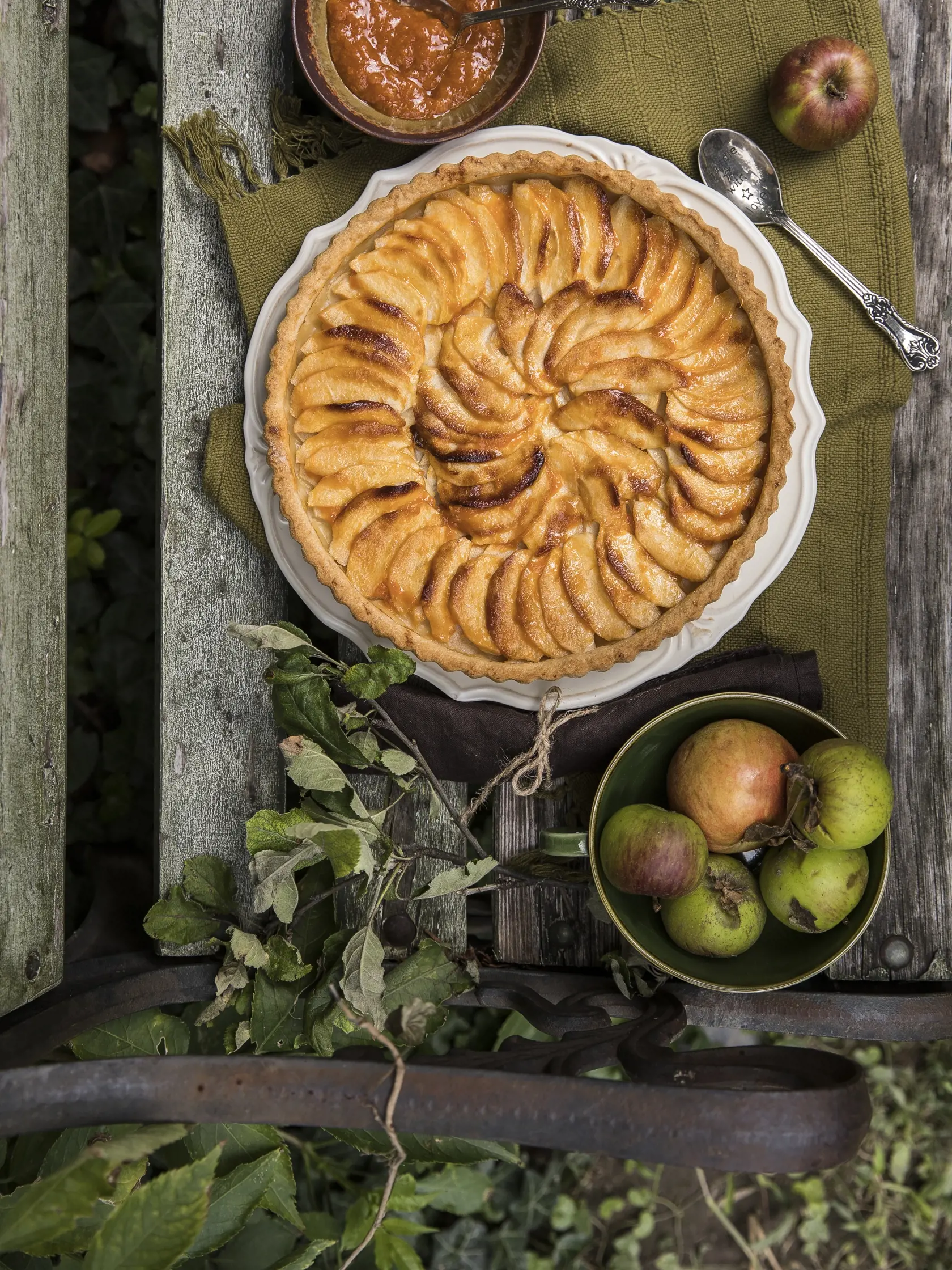 francúzsky jablkový koláč

recept:
12 KUSOV, PRÍPRAVA 15 MINÚT + CHLADENIE, PEČENIE 45-50 MINÚT
• 450 g hladkej múky
• 1 lyžica cukru
• 1 lyžička soli
• 110gmasla
• 100 g masti
• 5-6 lyžíc studenej vody
• 3-4 veľké kyslejšie jablká (Granny
Smith)
• 2 lyžice krupicového cukru
• 1 lyžica masla
• potravinárska fólia
NA POLEVU:
• 2 lyžice marhuľového džemu
• 2 lyžice marhuľového likéru alebo
pálenky
1. V mise zmiešajte múku, cukor a soľ. Pridaj- te maslo, masť a mieš
