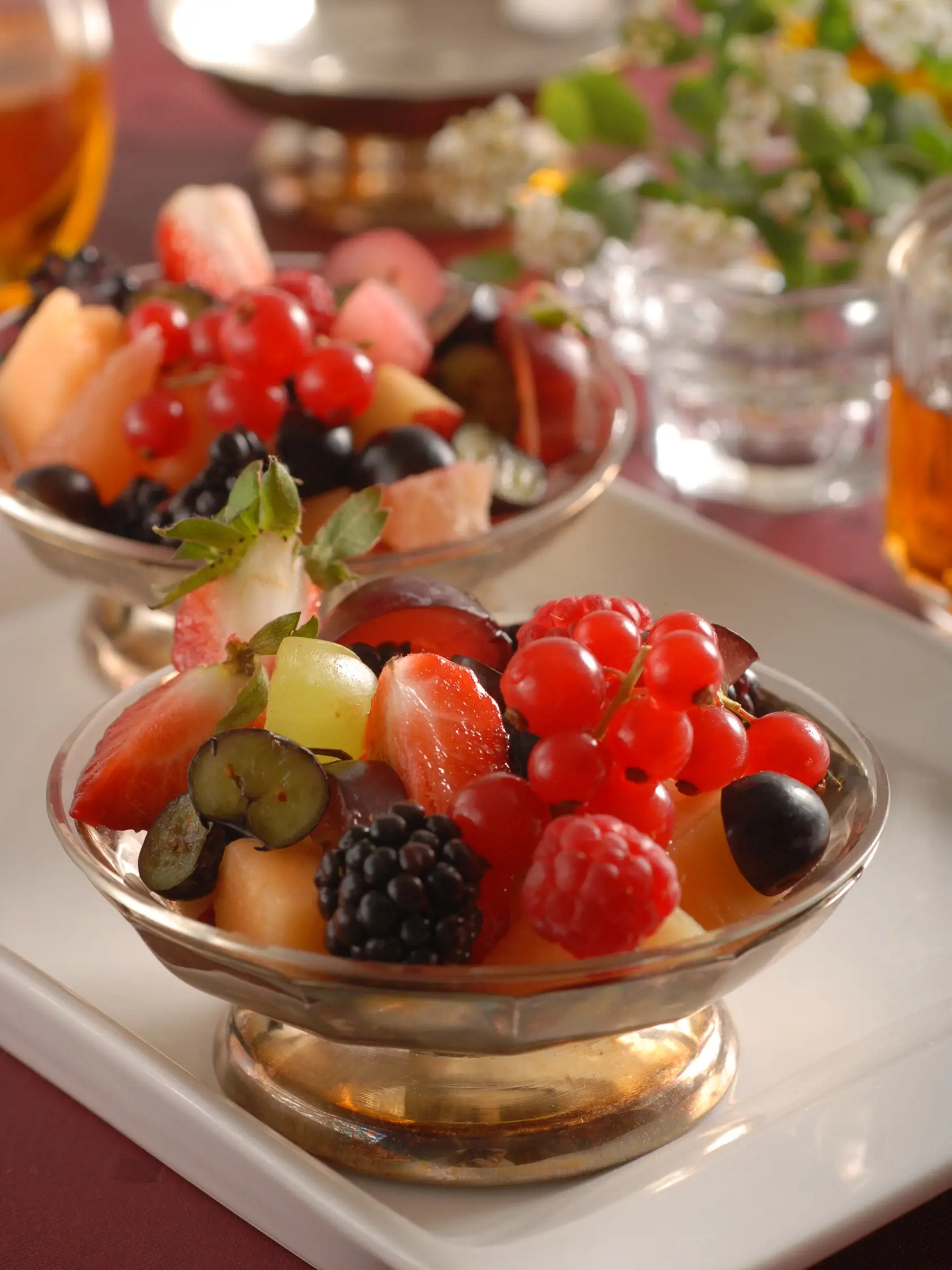 Ovocny salat
Potrebujeme :
lt meln, erven meln, ernice, uoriedky, maliny, rbezle, jahody, farebn hrozno,  ovocn sirup, limetkov ava

Postup
Oisten melny nakrjame na menie ksky, ktor dme na meniu misku. Pridme pokrjan jahody, ernice, uoriedky, maliny , hrozno zbaven zrnieok a rbezle. Polejeme ovocnm sirupom zmieanm s limetkovou avou a podvame.    
