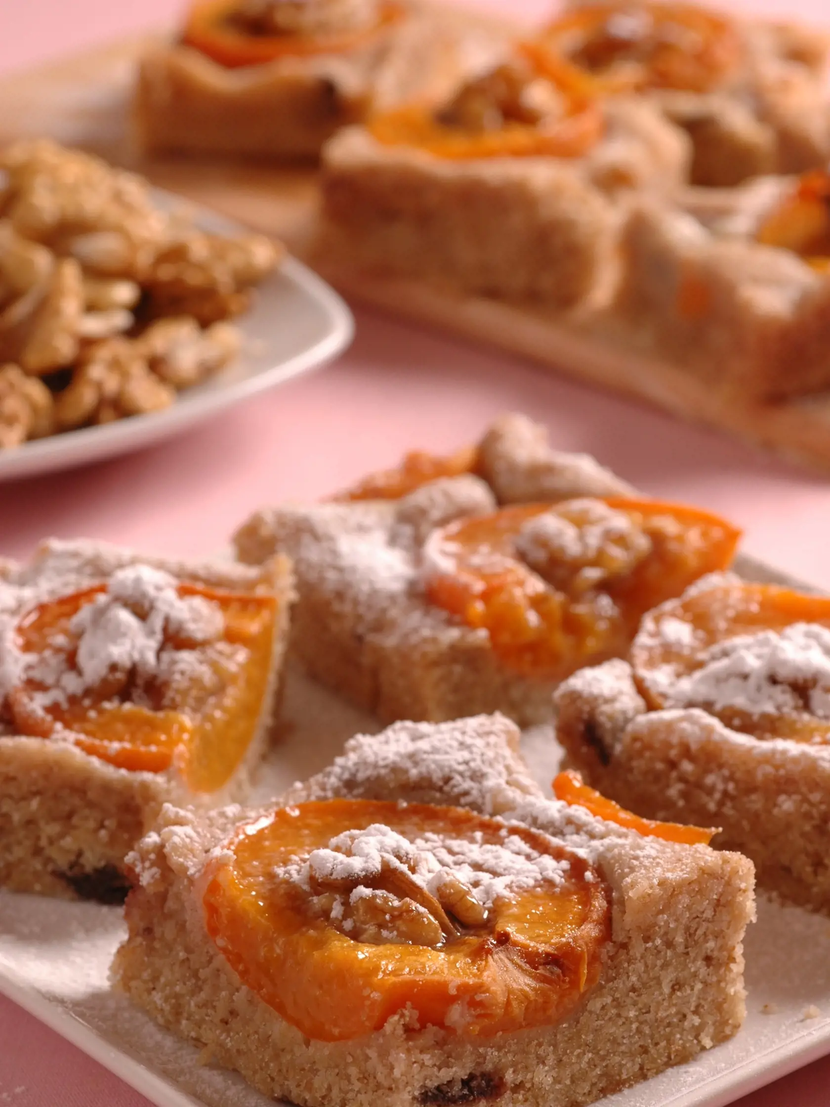 Orechovy kolac s marhulami
8 porcií
Suroviny
120 g masla, 150 g hladkej múky, 80 g pomletých orechov, 100 g práškového cukru, 2 lyžice ovocnej šťavy, 2 vajcia, 40 g tmavej čokolády, 500 g marhúľ, 2 čl kypriaceho prášku do pečiva, vlašské  orechy, 1 lyžica cukru, 2 lyžice rozpusteného masla

Pracovný postup
Zmäknuté maslo vymiešame s práškovým cukrom, a so žĺtkami. Pridáme hladkú múku, nastrúhanú čokoládu, kypriaci prášok,  pomleté orechy, ovocnú šťavu, a z bielkov ušľahaný tuhý sneh z bielkov. C