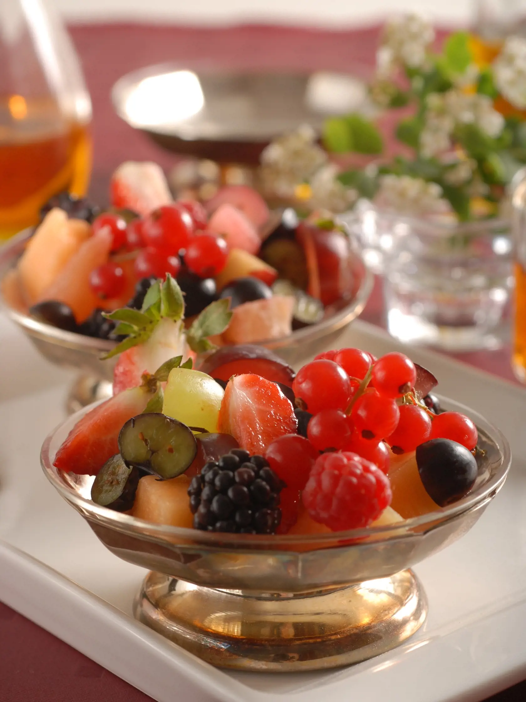Ovocny salat
Potrebujeme :
lt meln, erven meln, ernice, uoriedky, maliny, rbezle, jahody, farebn hrozno,  ovocn sirup, limetkov ava

Postup
Oisten melny nakrjame na menie ksky, ktor dme na meniu misku. Pridme pokrjan jahody, ernice, uoriedky, maliny , hrozno zbaven zrnieok a rbezle. Polejeme ovocnm sirupom zmieanm s limetkovou avou a podvame.    
