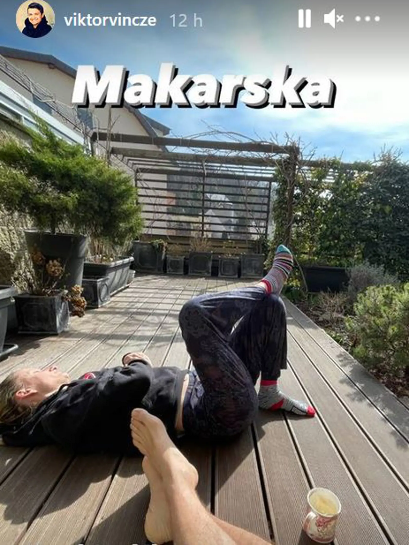 Manželia Vinczeovci si slnečné dni užívajú na svojej terase.