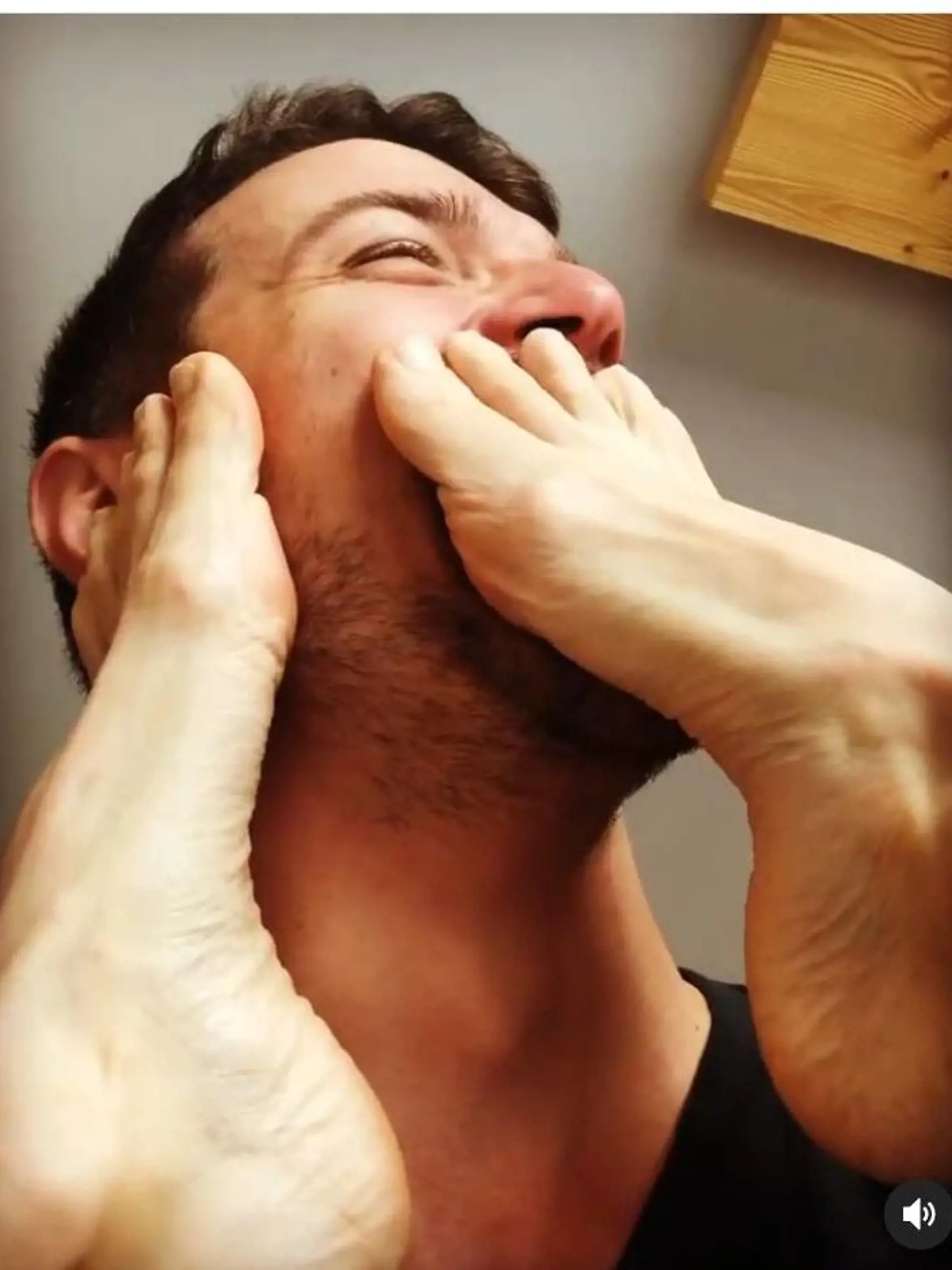 Vincze zverejnil video, ako mu Adela ťapká nohami po tvári a pchá prsty do úst.