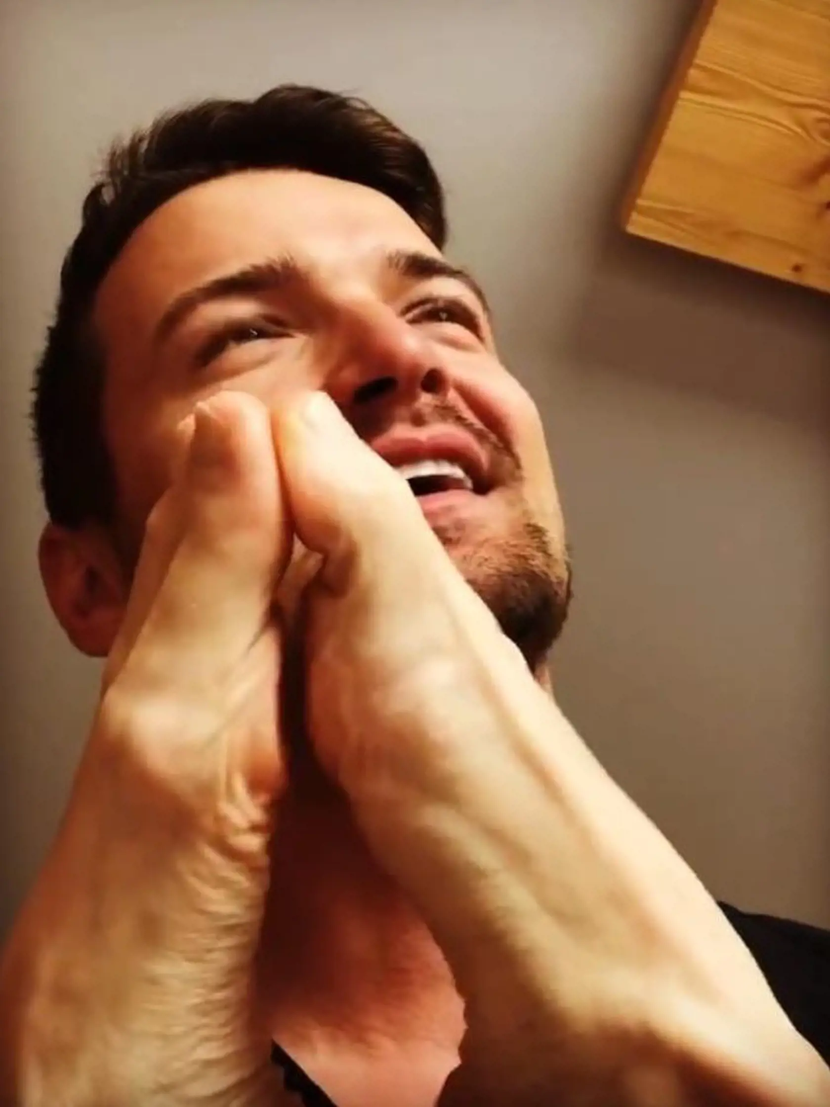 Vincze zverejnil video, ako mu Adela ťapká nohami po tvári a pchá prsty do úst.