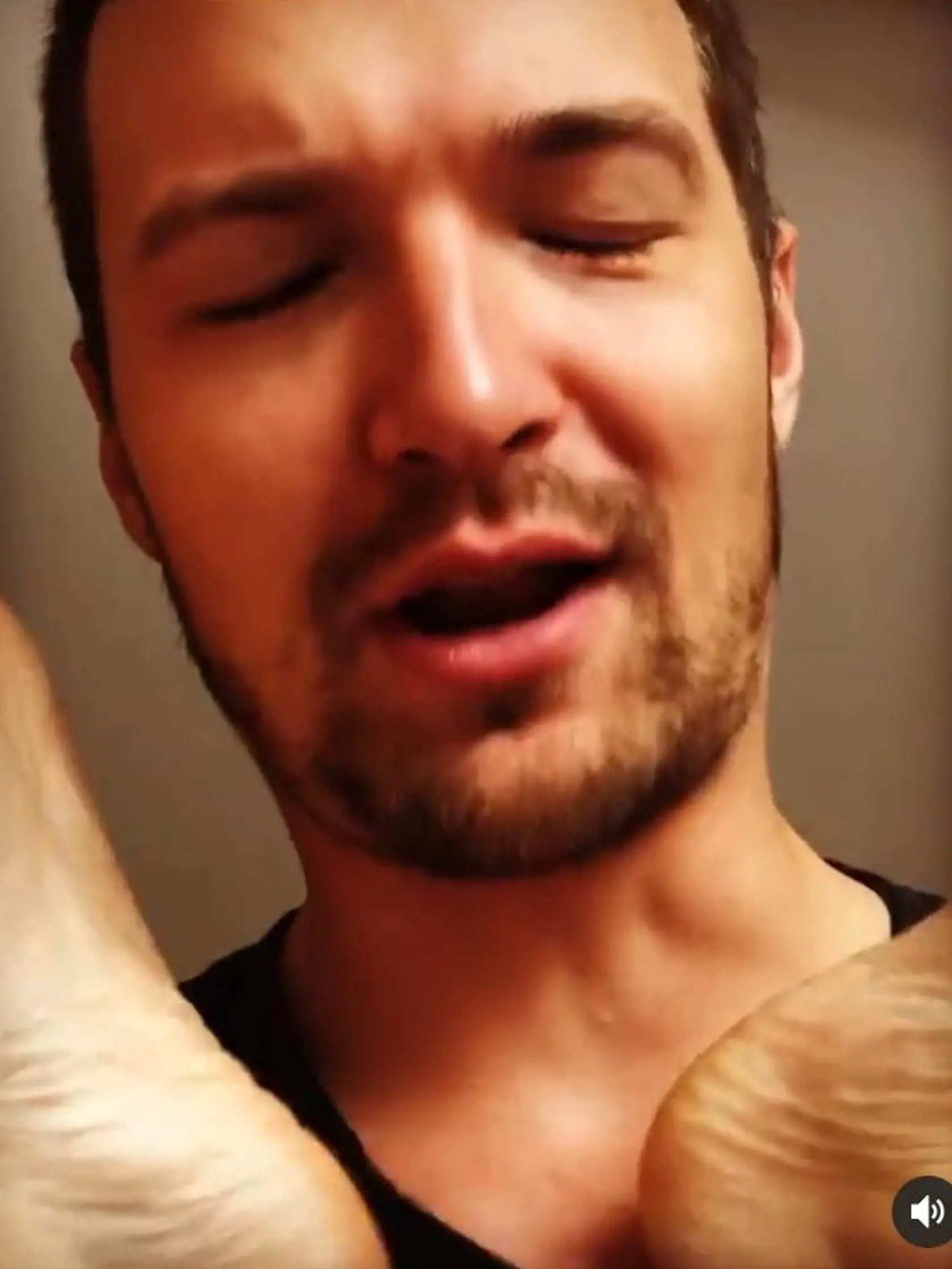 Vincze zverejnil video, ako mu Adela ťapká nohami po tvári a pchá prsty do úst.