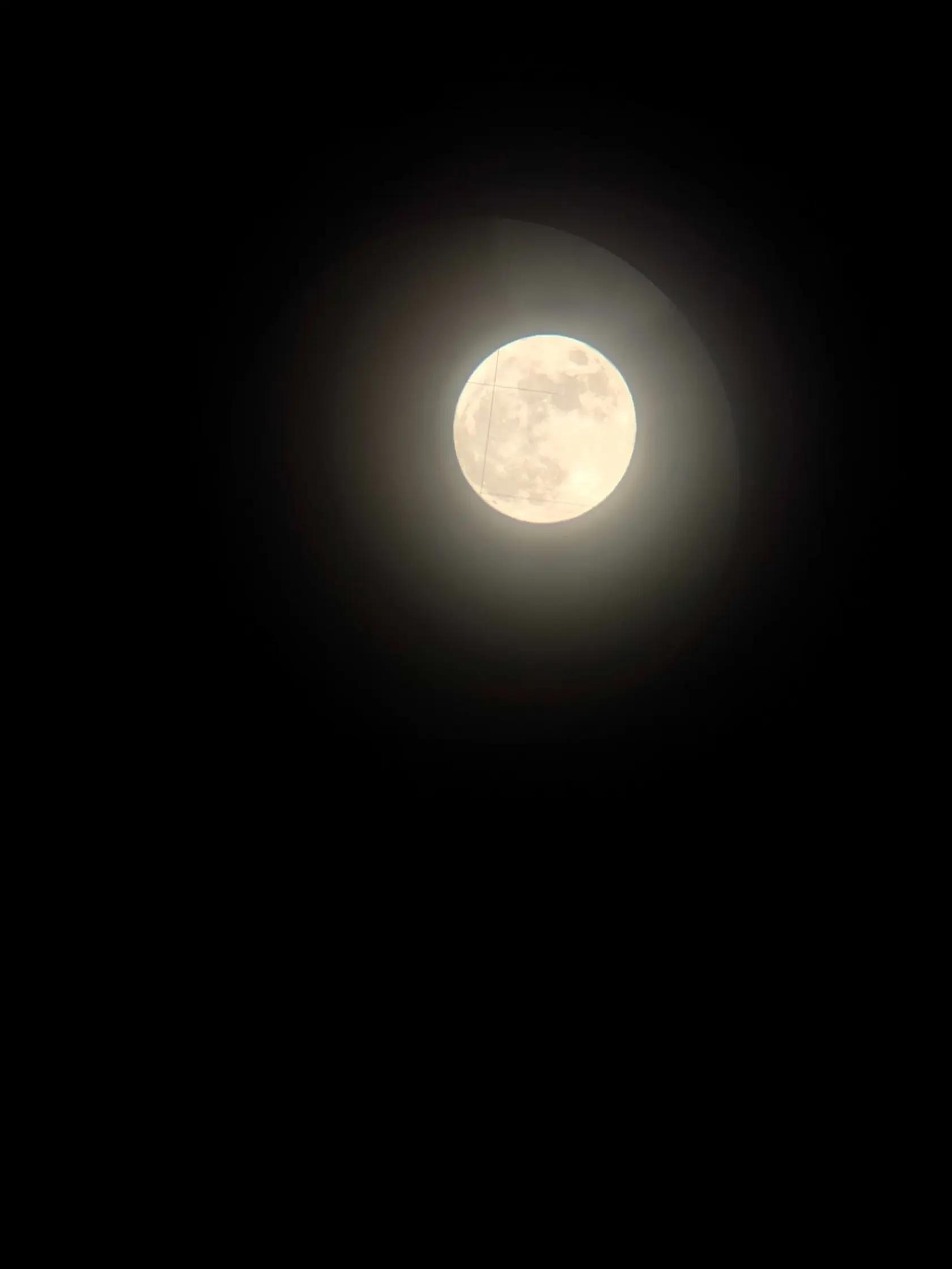 Noc zo soboty na nedeľu priniesla fanúšikom astronómie mimoriadny zážitok! Na oblohe sa totiž objavil ružový spln, ktorý sa vzácne spojil s tzv. apogeom – momentom, keď je Mesiac najďalej od Zeme.