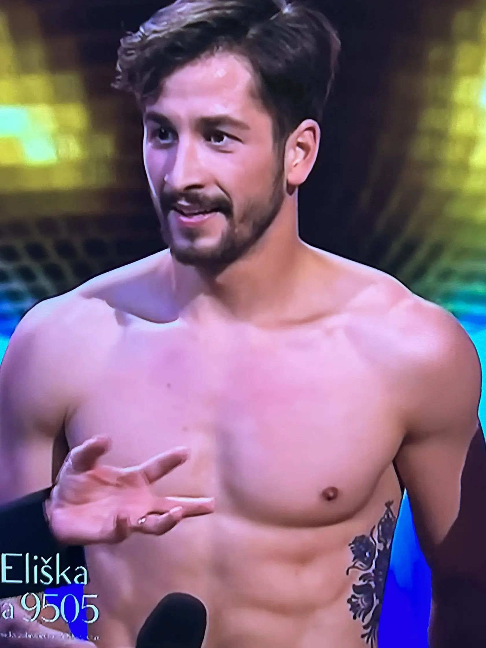 Herec Jakub Jablonský predviedol sexi hruď.