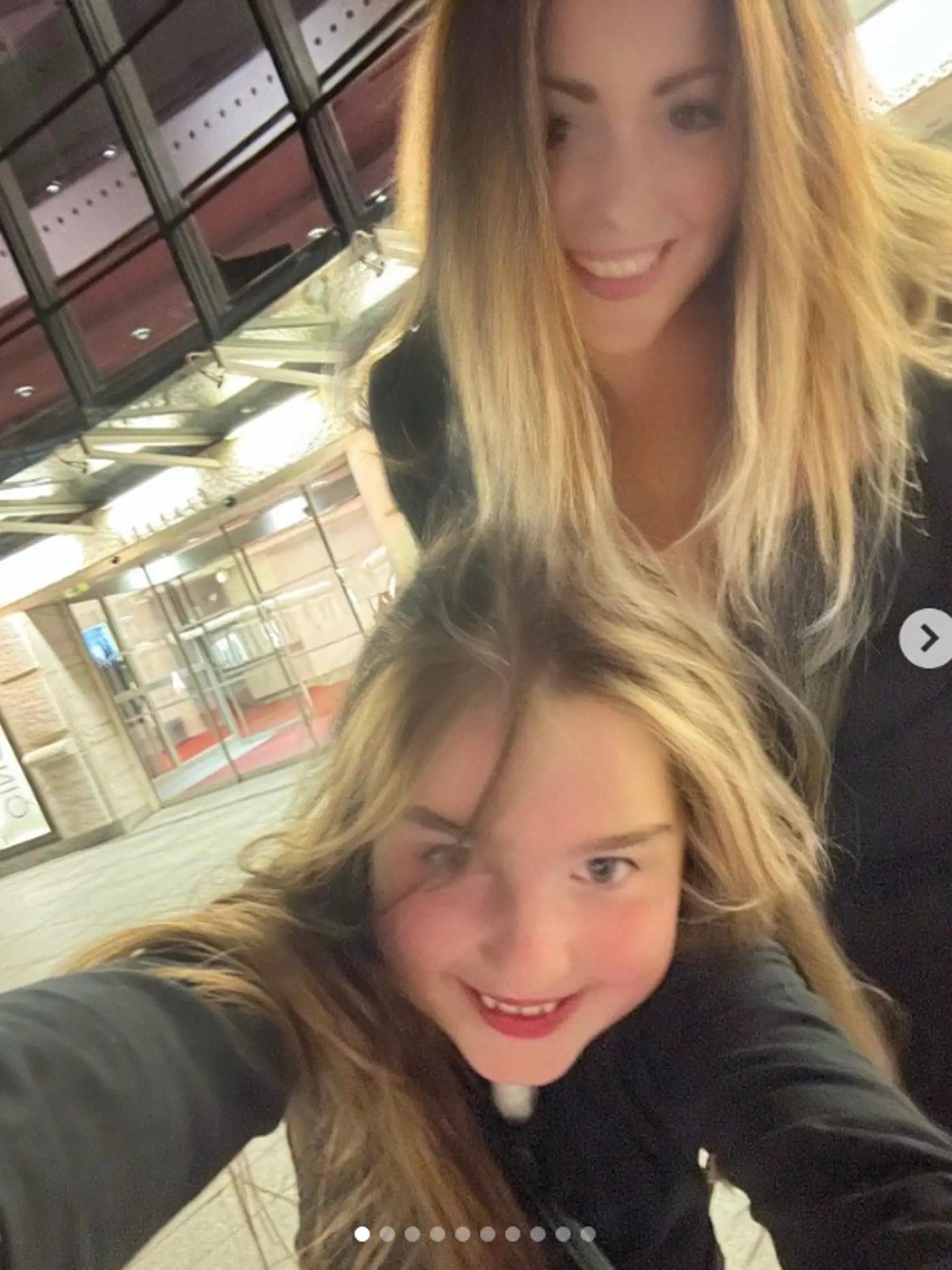 Dievčatá Jozefa Vajdu. Slávneho dedka prišla dcéra Lea a vnučka Ellie pozrieť do divadla.