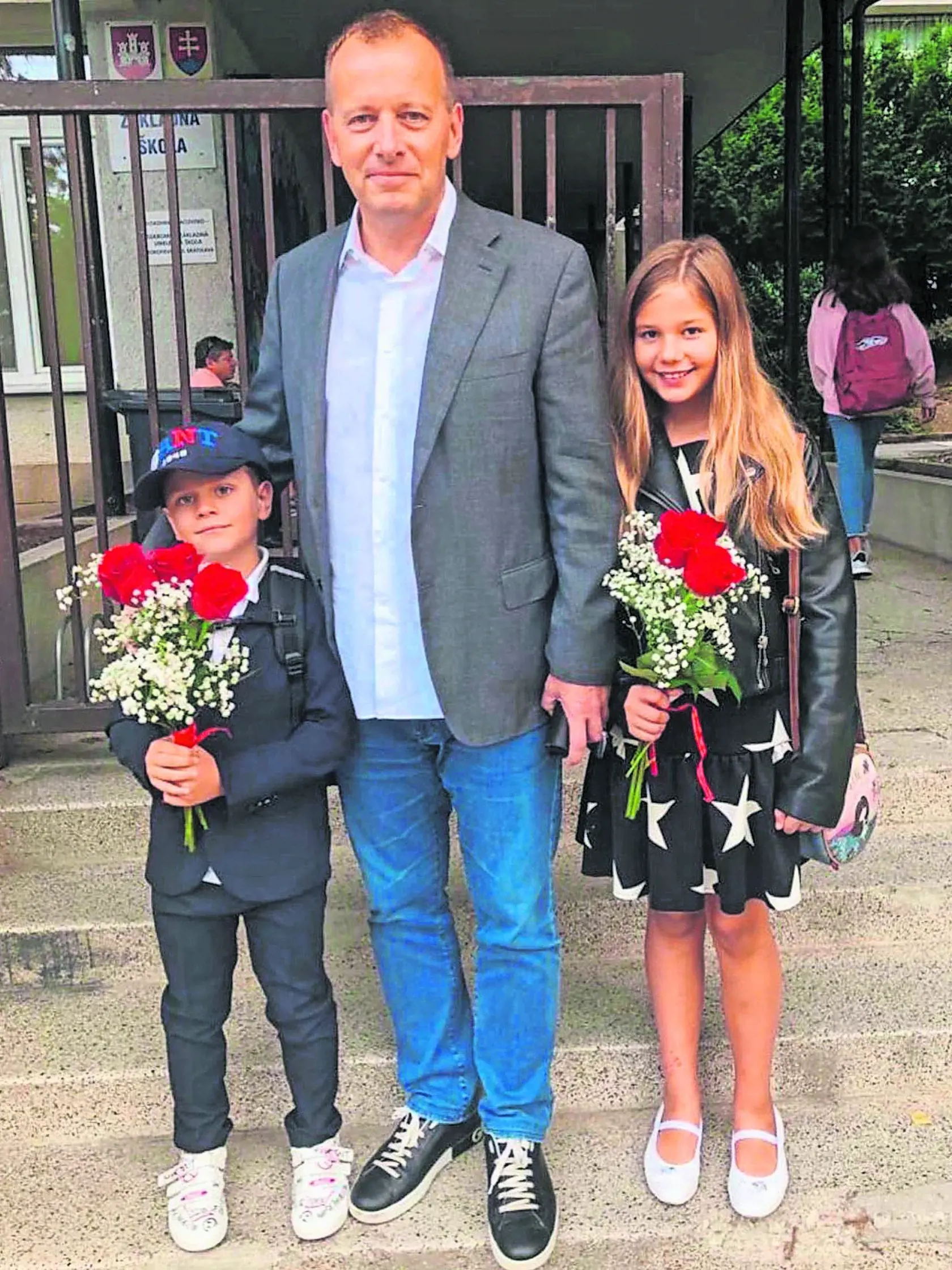 Predseda parlamentu hovorí, že otvorené školy sú správny krok. „Neobávam sa otvárania škôl, ale je potrebné, aby žiaci mali rúška či respirátory,“ povedal. Školy by už nezatváral. „Nikto nie je dostatočne chránený, ale kvôli tomu snáď neprestaneme žiť a nezavrieme sa v doma v pivniciach,“ tvrdí mutliotecko, ktorý má viac školopovinných detí. „Opatrenia nechávam na odborníkov,“ uzavrel.