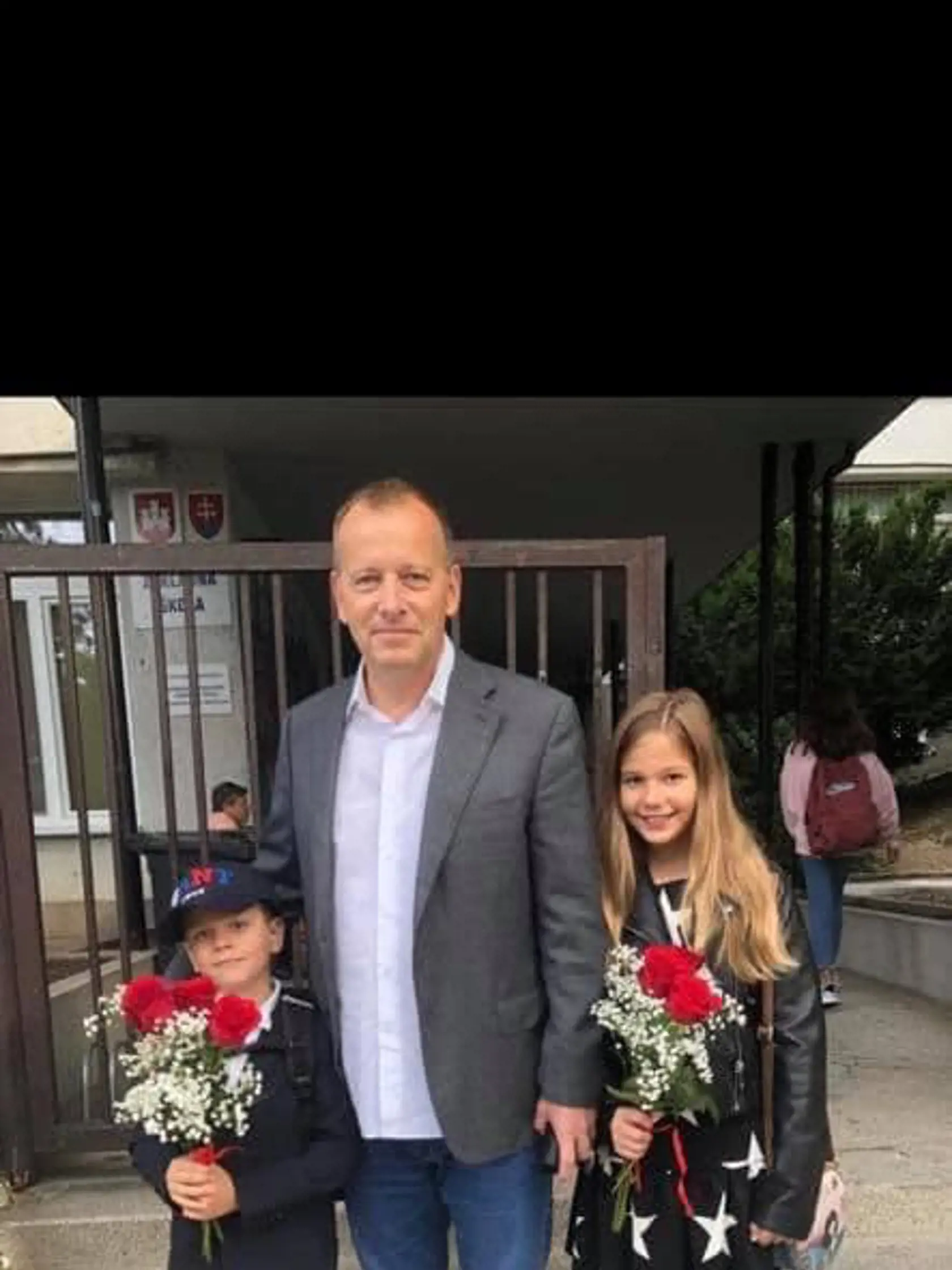 Boris Kollár sa odfotil so svojimi deťmi pred školou