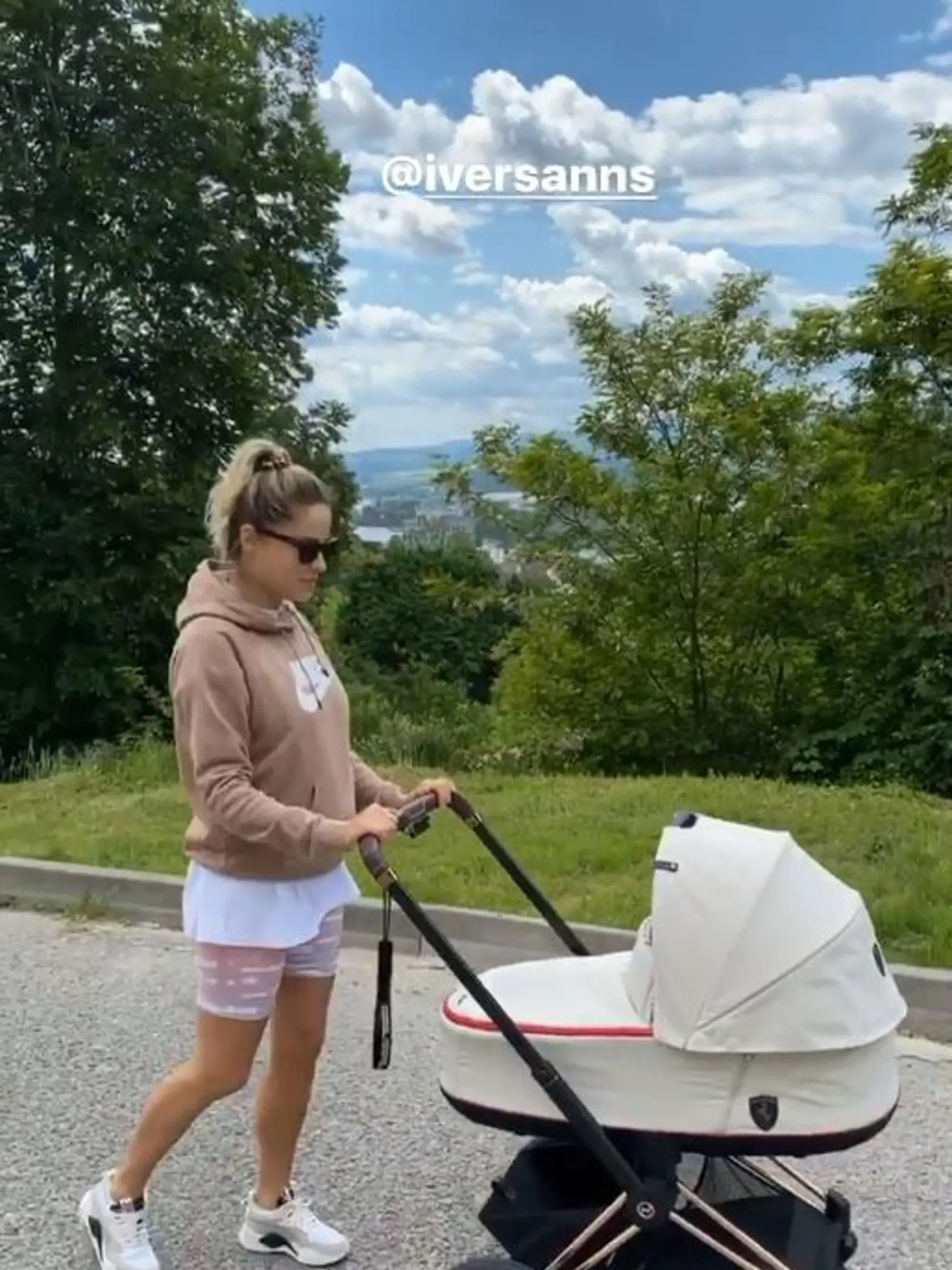 Gáboríkovci konečne kočíkujú dcérku Bellu a všetkým padol pohľad na luxusný kočík. Manželka slovenského hokejistu uviedla aj obchod, v ktorom kočík kúpila. Len „vanička“ naň na internetovej stránke obchodu stojí vyše 400 eur a kompletný kombinovaný kočík vás vyjde na minimálne 1600 eur.
