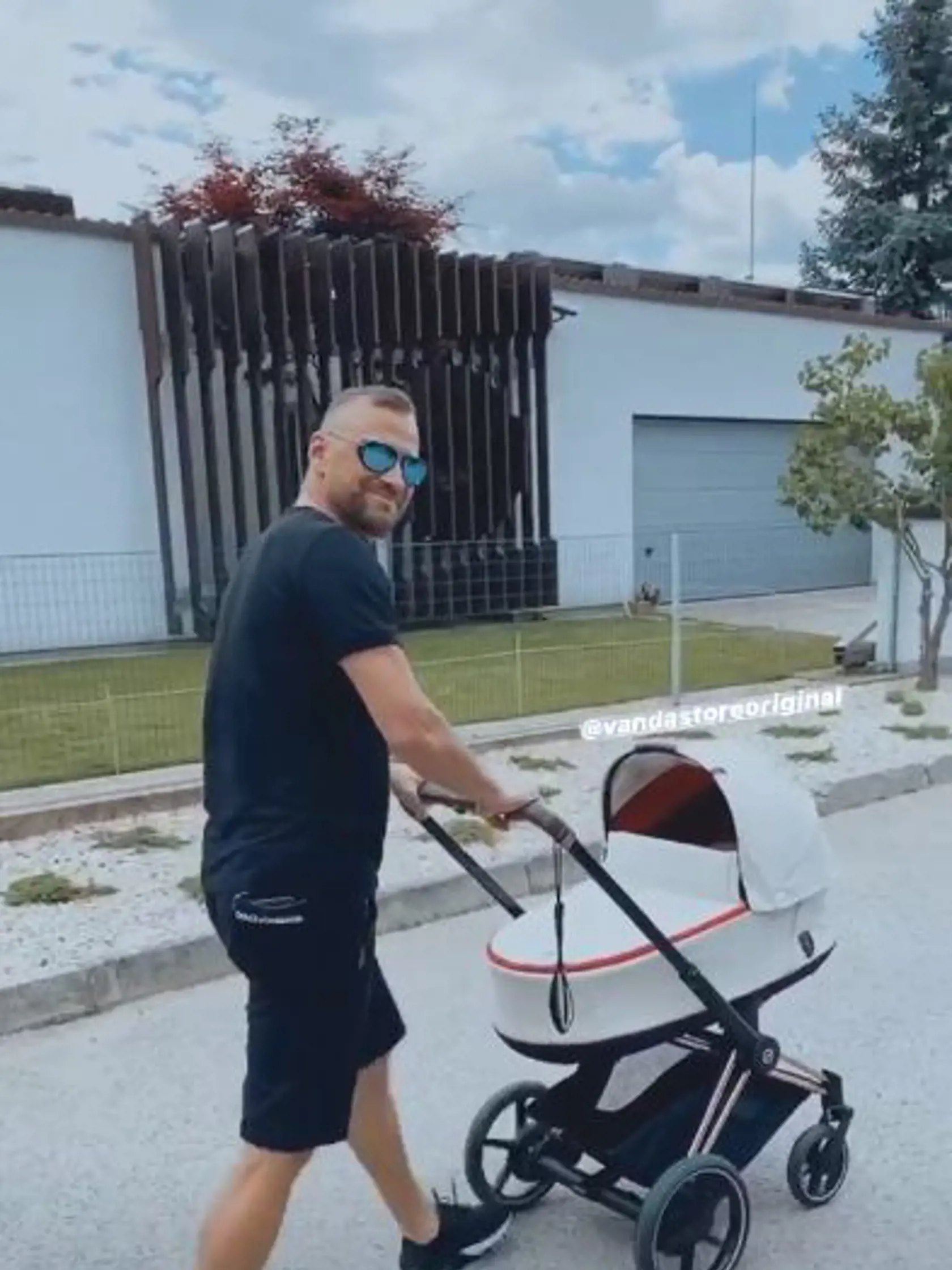 Slovenský hokejista Marián Gáborík sa kočíkovania dcérky Belly zhostil na výbornú.