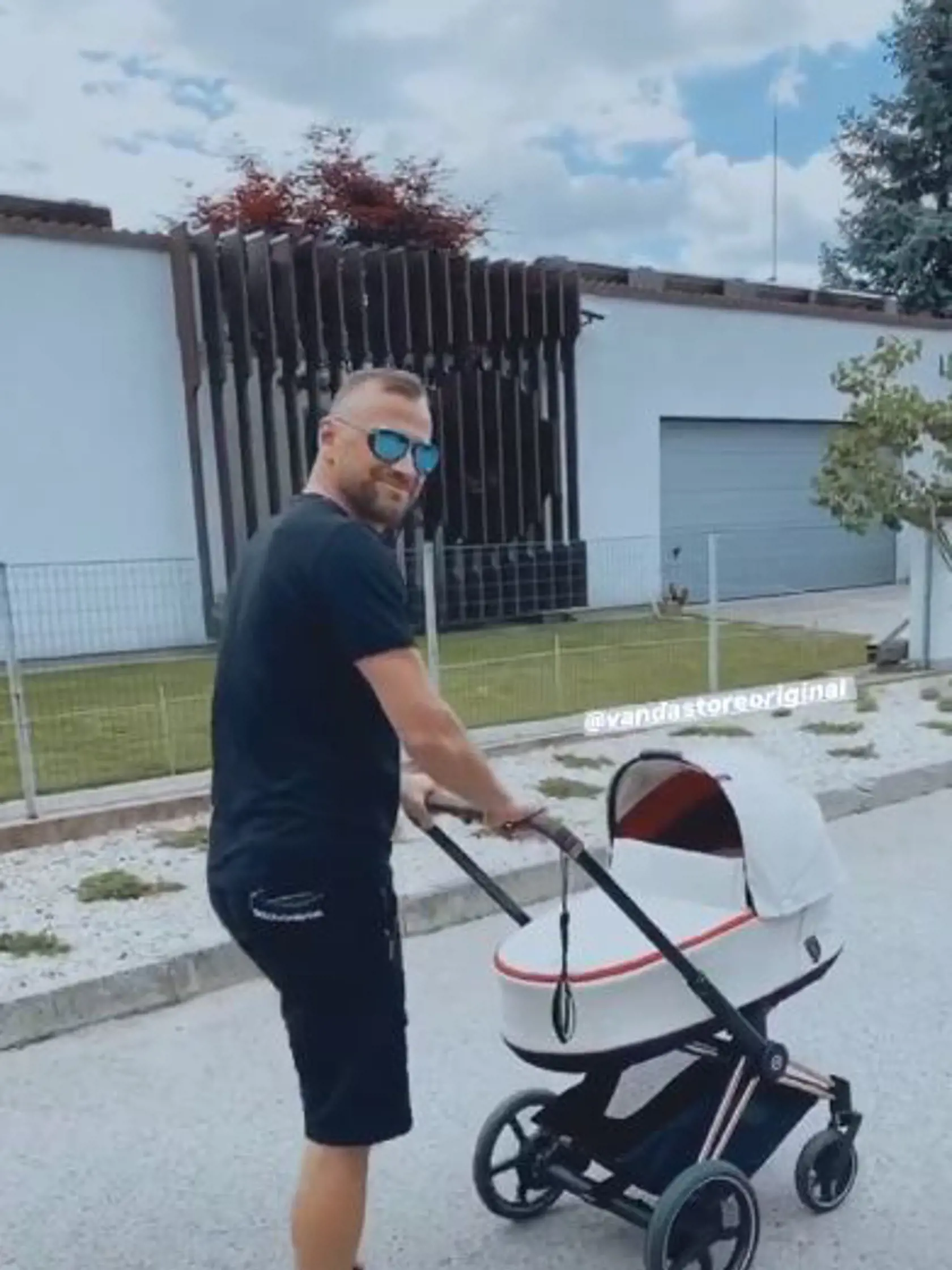 Slovenský hokejista Marián Gáborík sa kočíkovania dcérky Belly zhostil na výbornú.