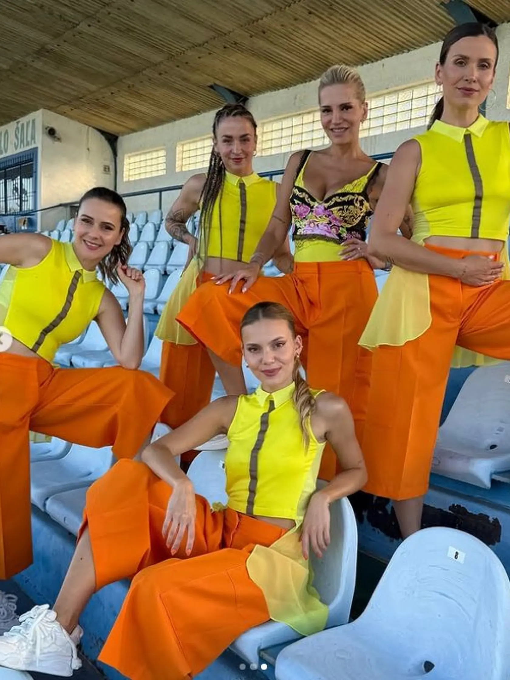 Dara zaujala v pestrofarebnom sexi outfite.