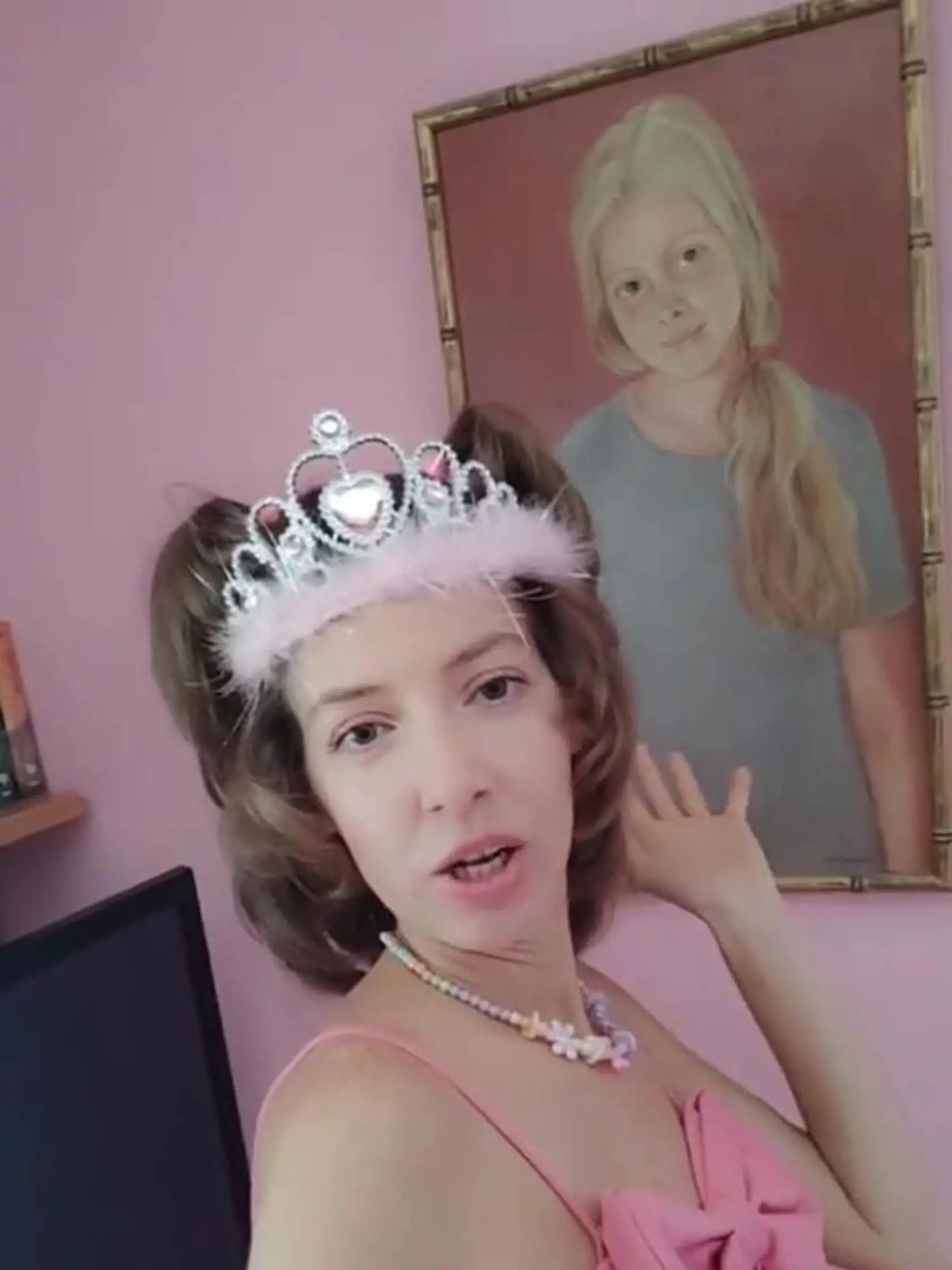 Kontroverzná Alex Wortex ukázala, ako býva. Na stene visí obraz s jej podobizňou, keď bola malé dievča.
