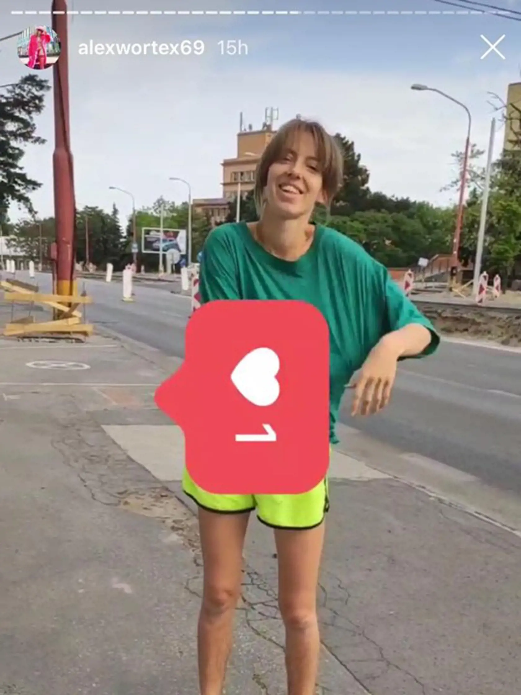 Alex Wortex behala po ulici úplne nahá.