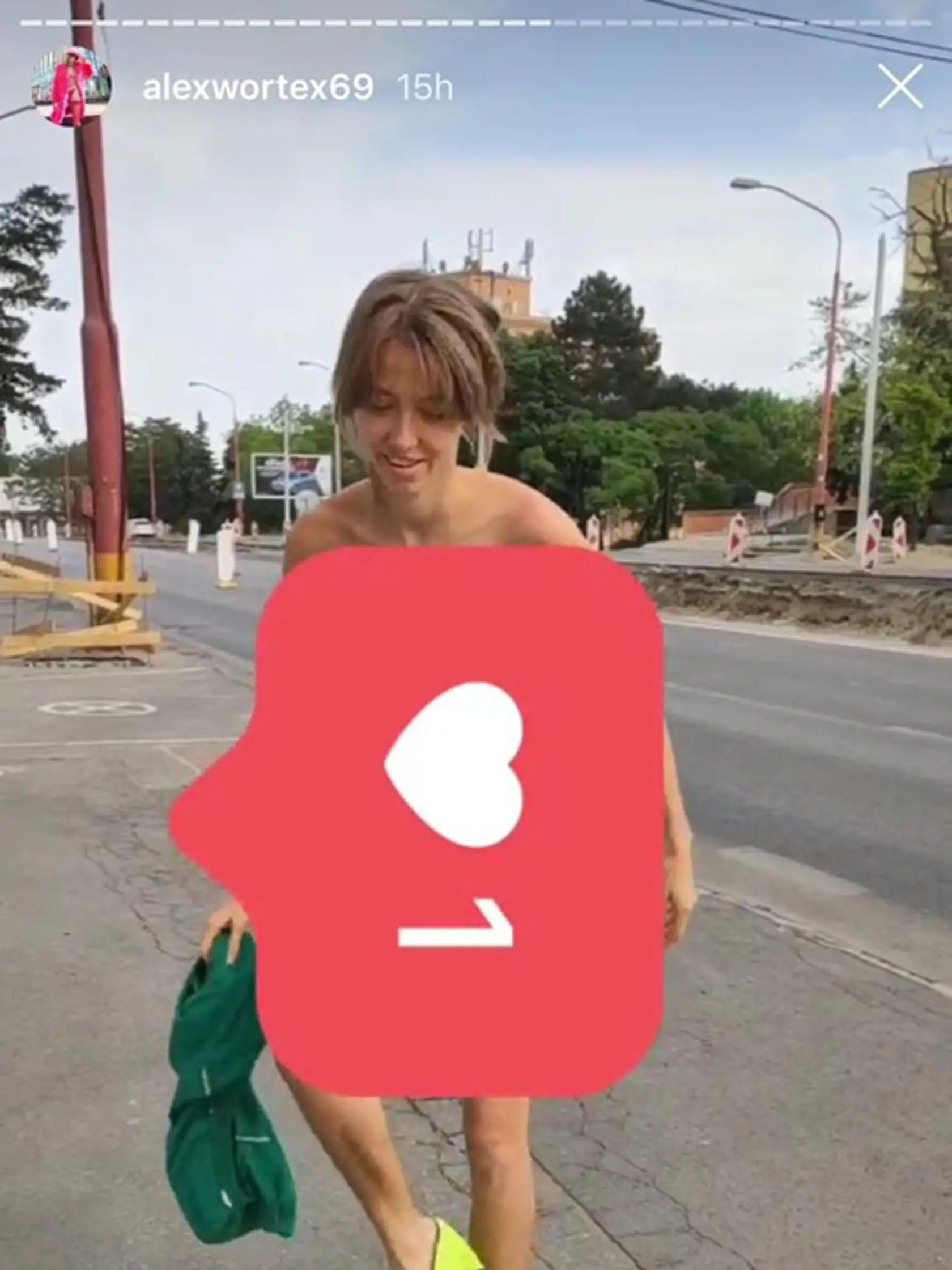 Alex Wortex behala po ulici úplne nahá.