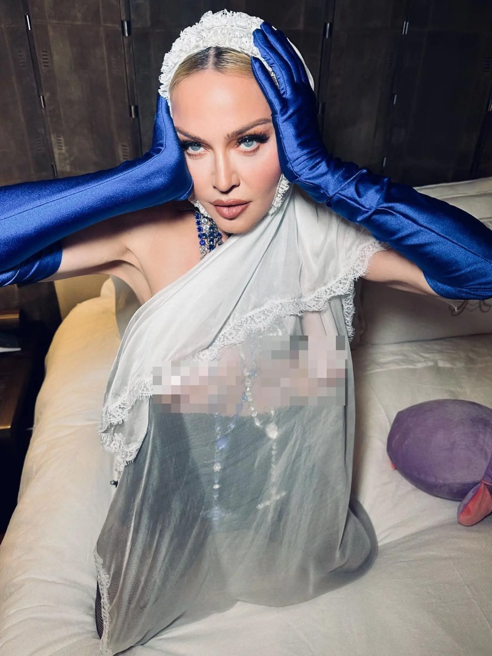 Speváčka Madonna (65) je známa svojou provokačnou náturou a z každého vystúpenia či príspevku na Instagrame sa jej darí spraviť ošiaľ. Naposledy na sociálnu sieť nahrala pikantný záber v priesvitnej košeli, za ktorý jej hrozí zablokovanie účtu.