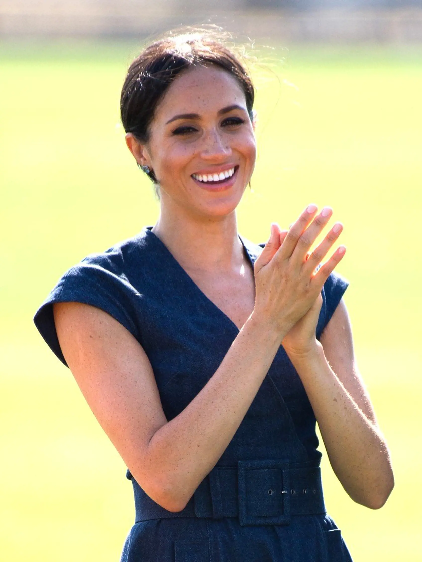 Meghan na zápase póla sleduje Harryho hru.