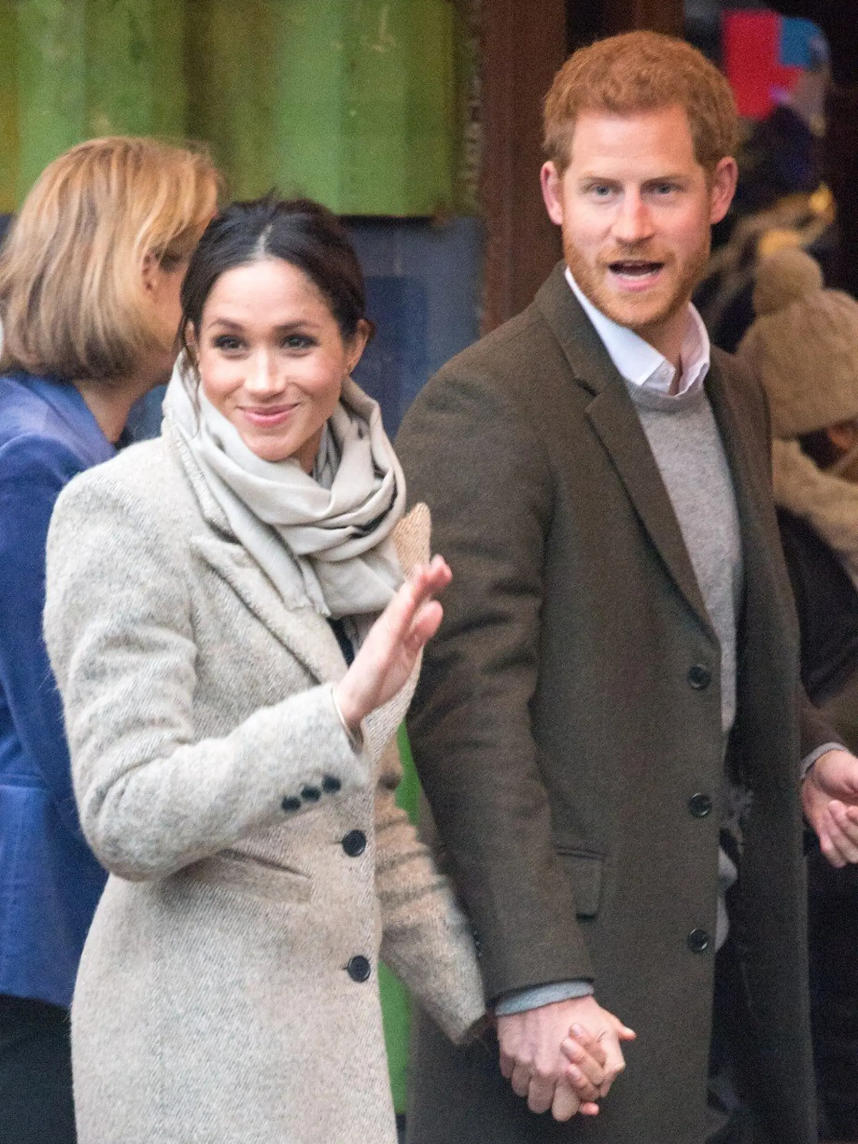 Princ Harry a Meghan Markle sa na verejnosti držali za ruky, čo dovtedy nebolo zvykom medzi manželmi v kráľovskej rodine.