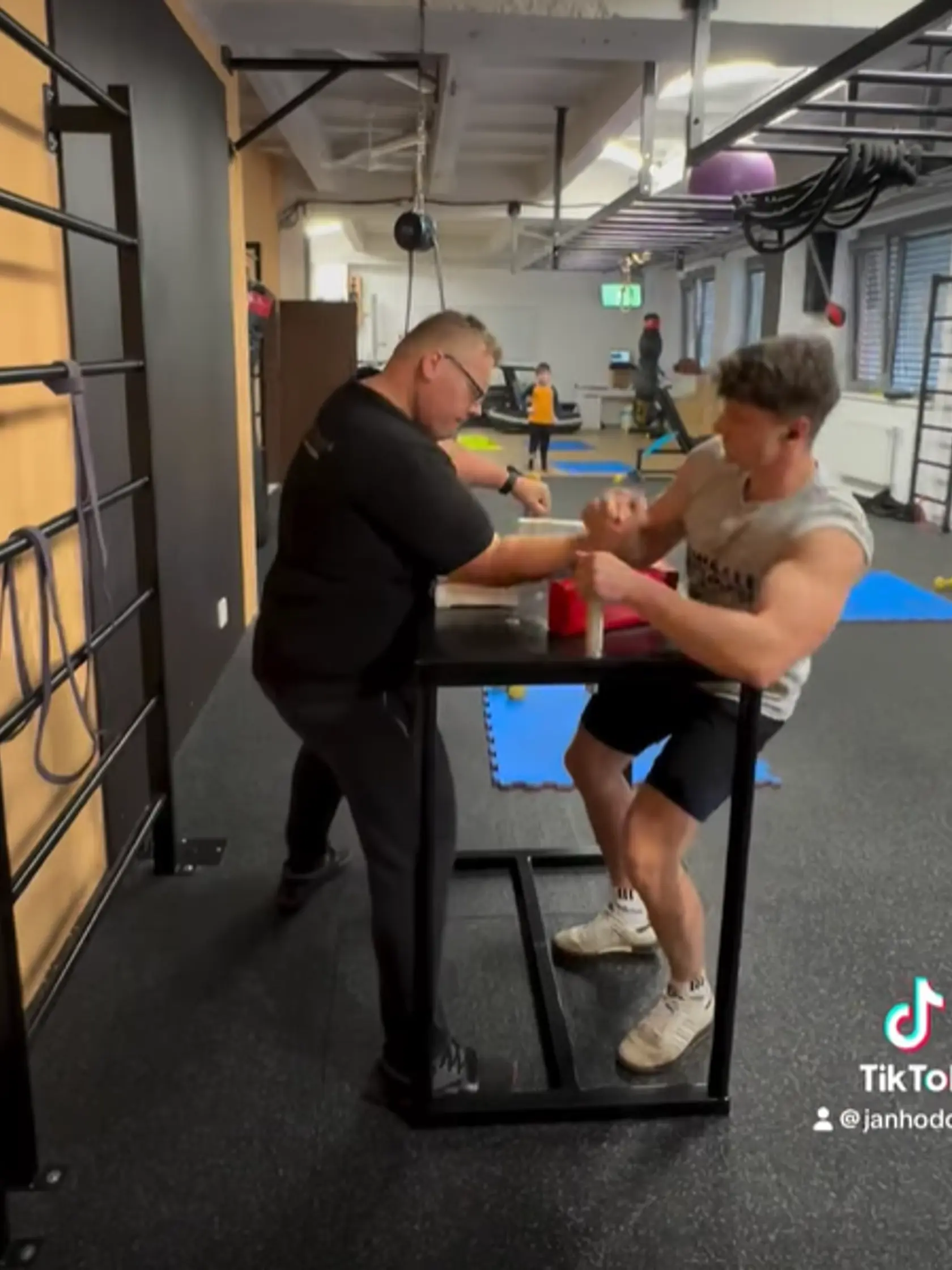 Jána Hodoňa vo svojom fitness centre.