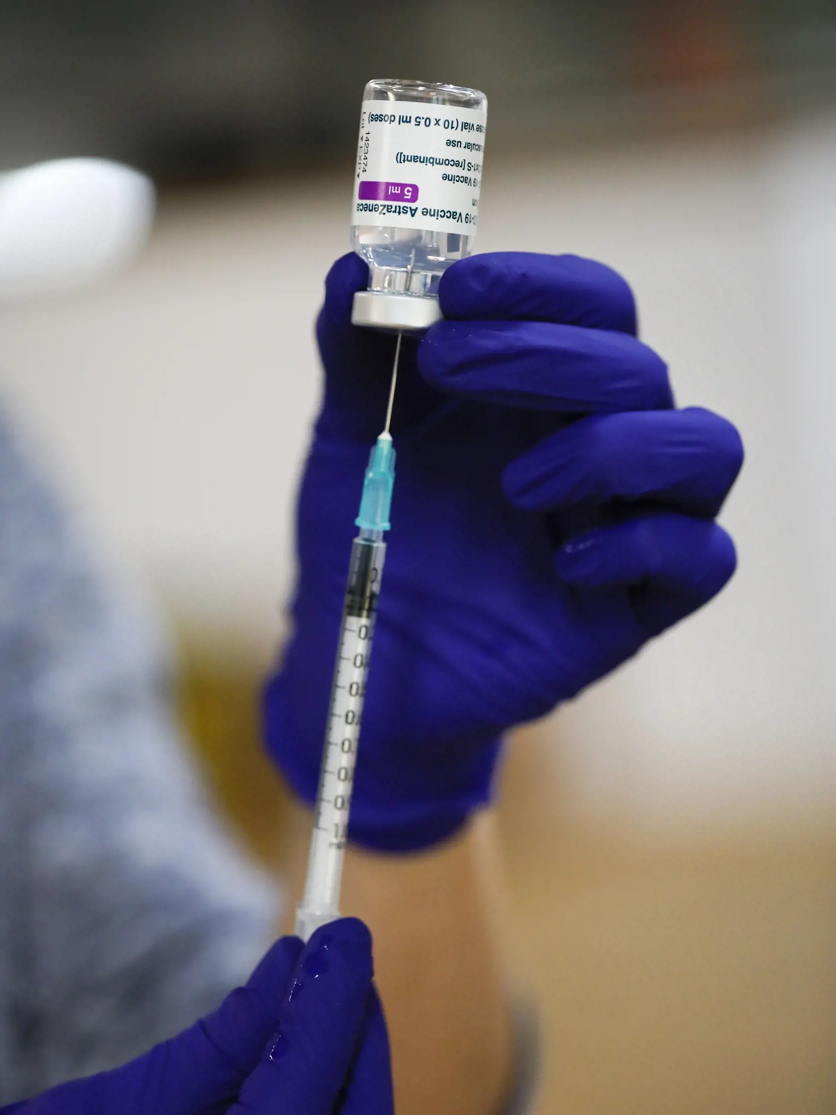Zdravotníčka pripravuje ampulku s vakcínou proti ochoreniu COVID-19 od spoločnosti AstraZeneca.