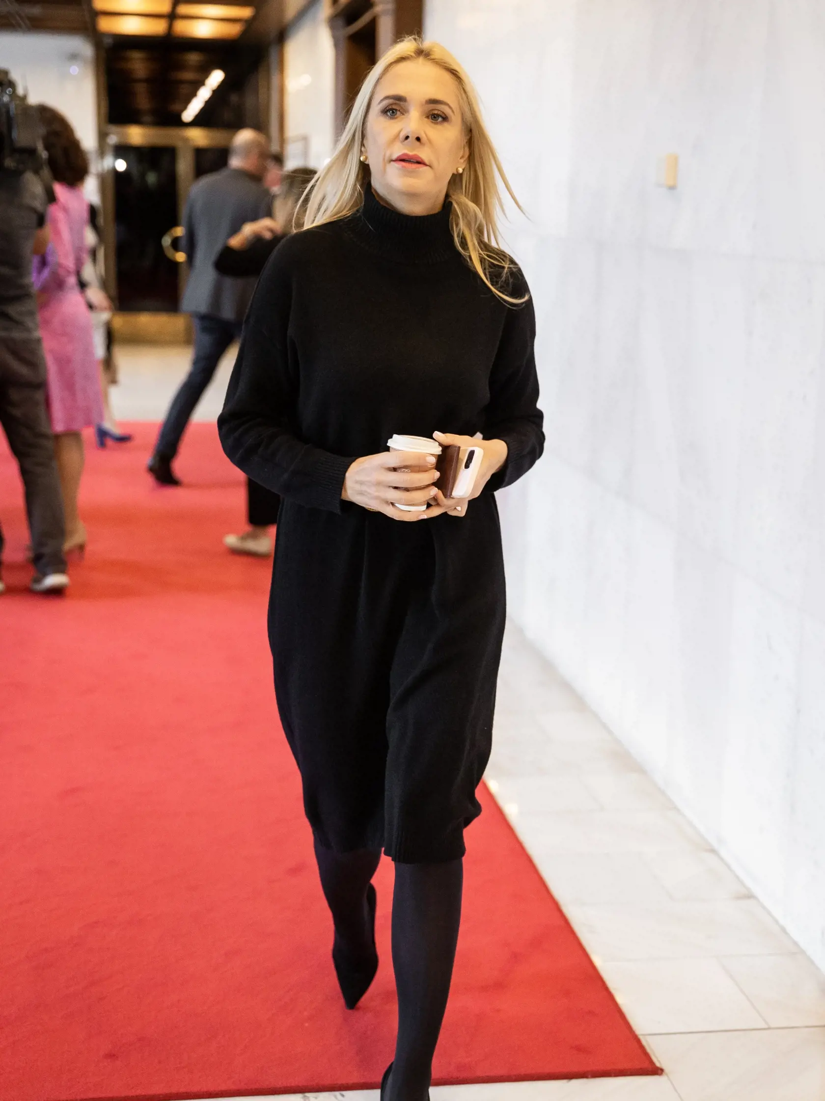 Príchod poslancov na rokovanie Národnej rady Slovenskej republiky v Bratislave. Na snímke Denisa Saková.