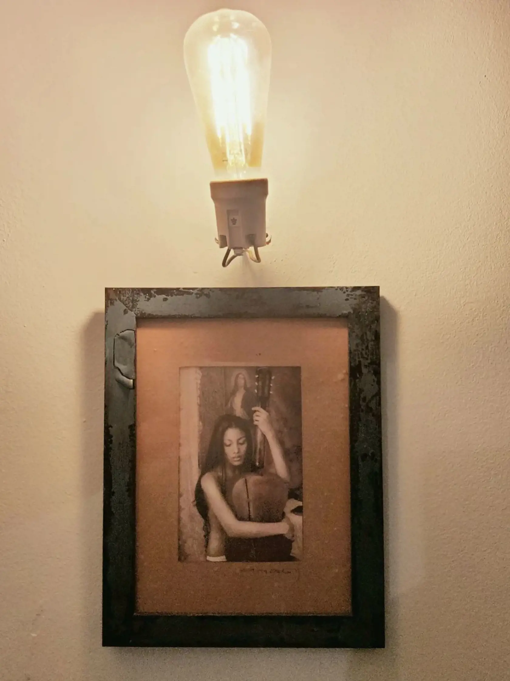 Fotografie tiež neodmysliteľne patria do koloritu Petrovho bývania.