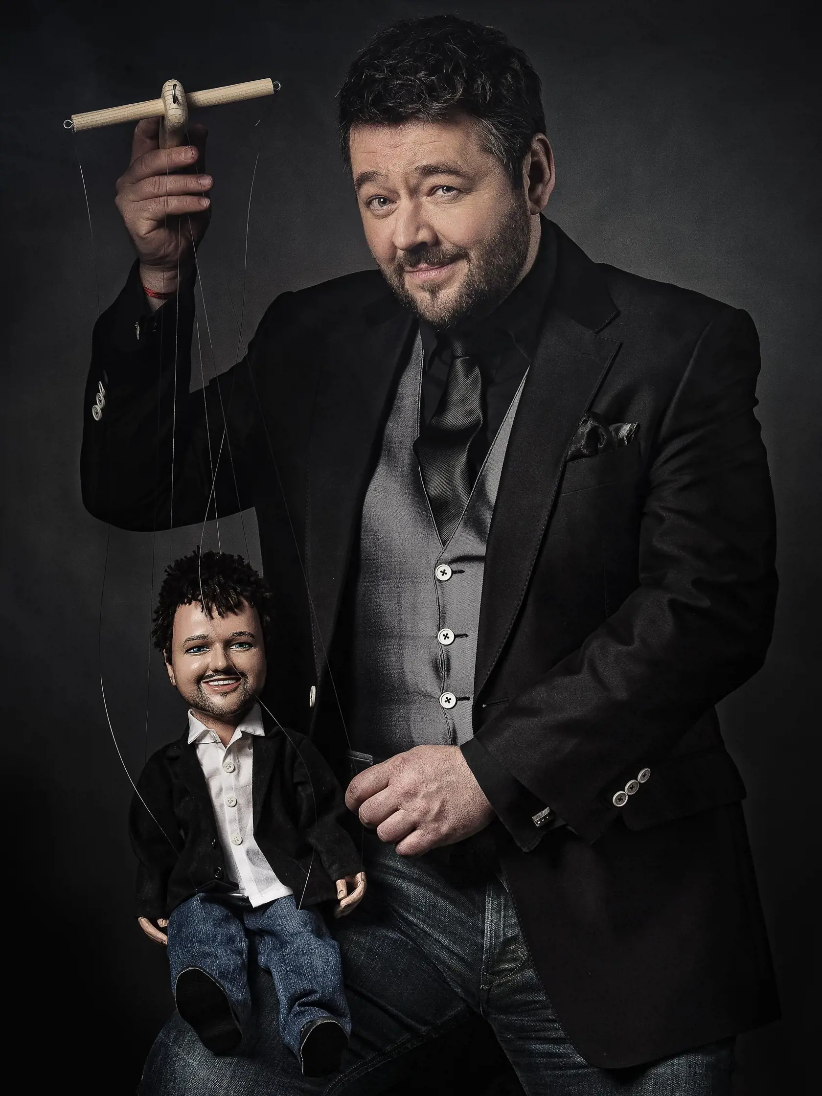 Michal Hudák s marionetou v jeho podobizni.