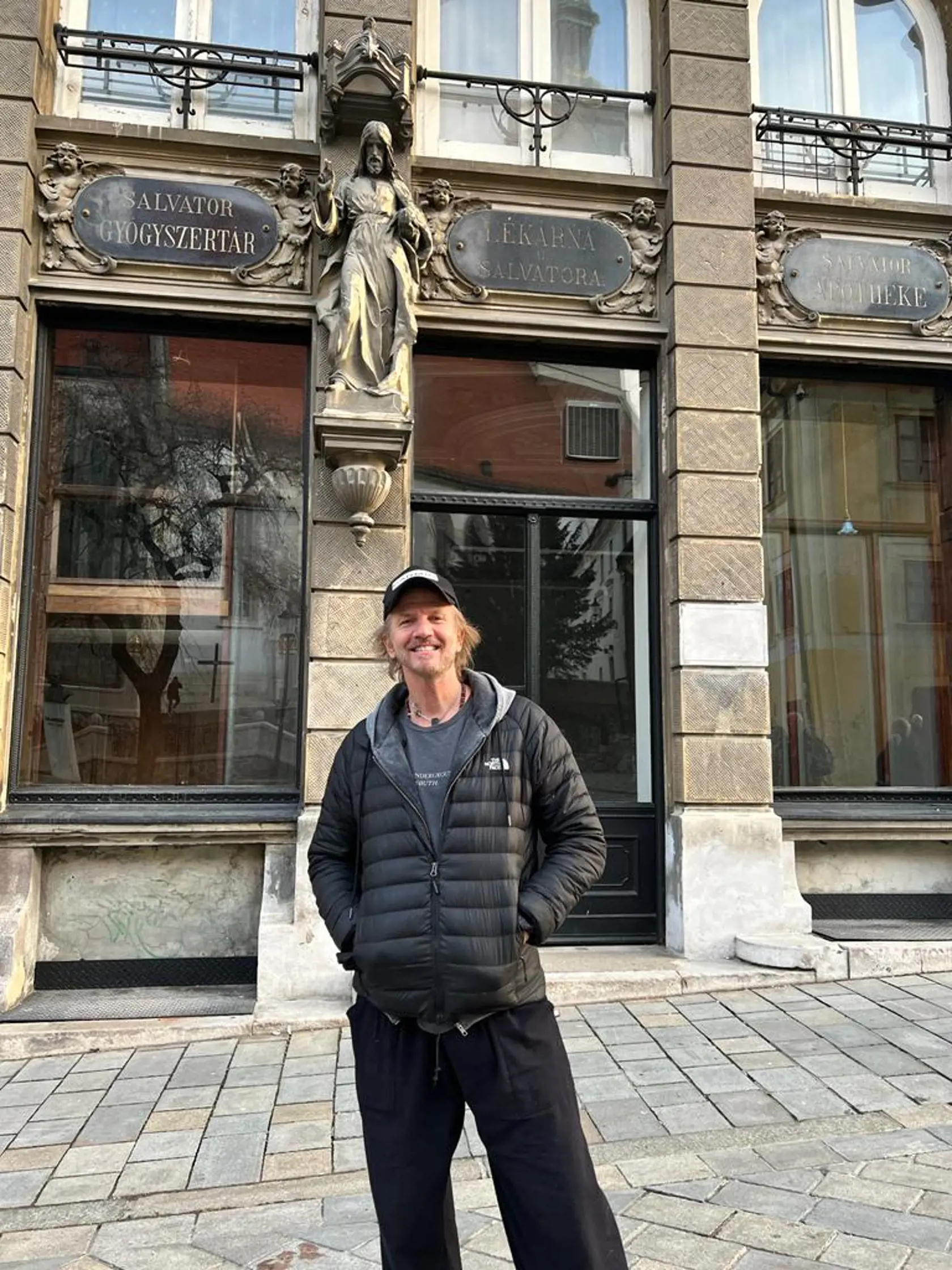Slávnu lekáreň dal v roku 1904 postaviť lekárnik Rudolf Adler. Seriálový Ivo sa odfotil aj pred Lekárňou u Salvátora.