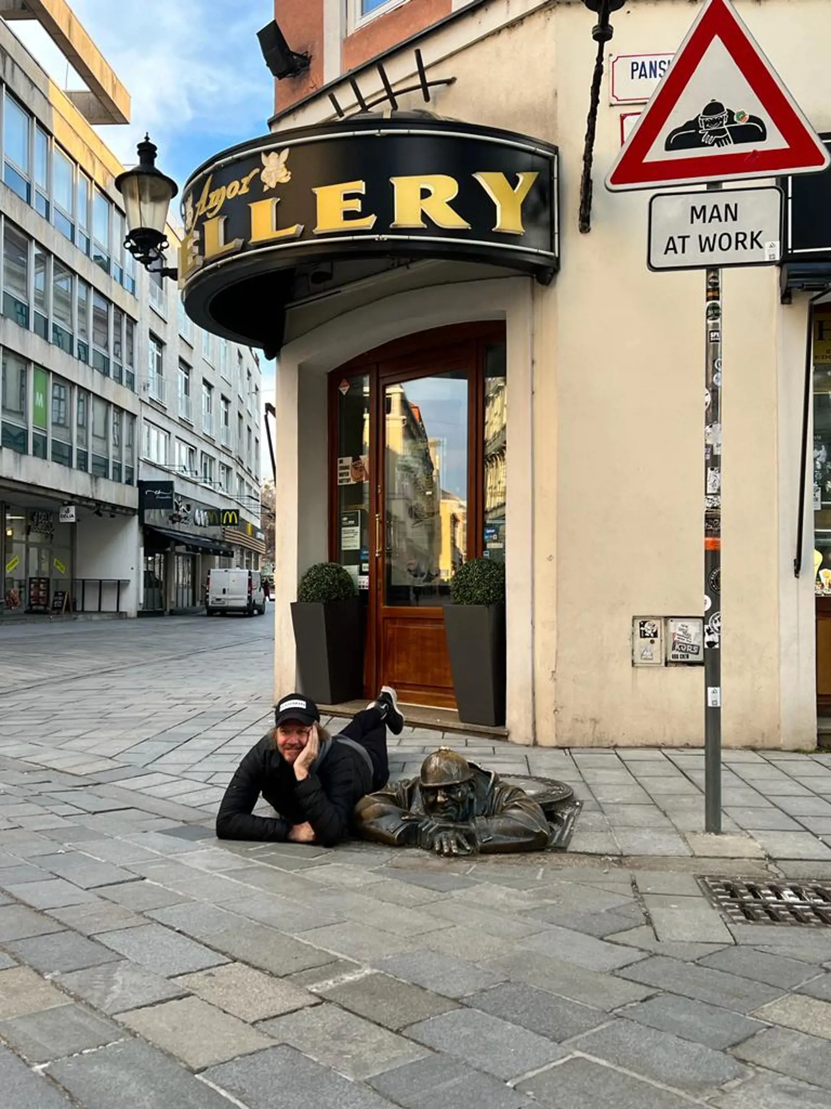 Jedna z najznámejších sôch v Bratislave a jedna z najväčších atrakcií v centre mesta. Aj Facundo sa odfotil pri Čumilovi.