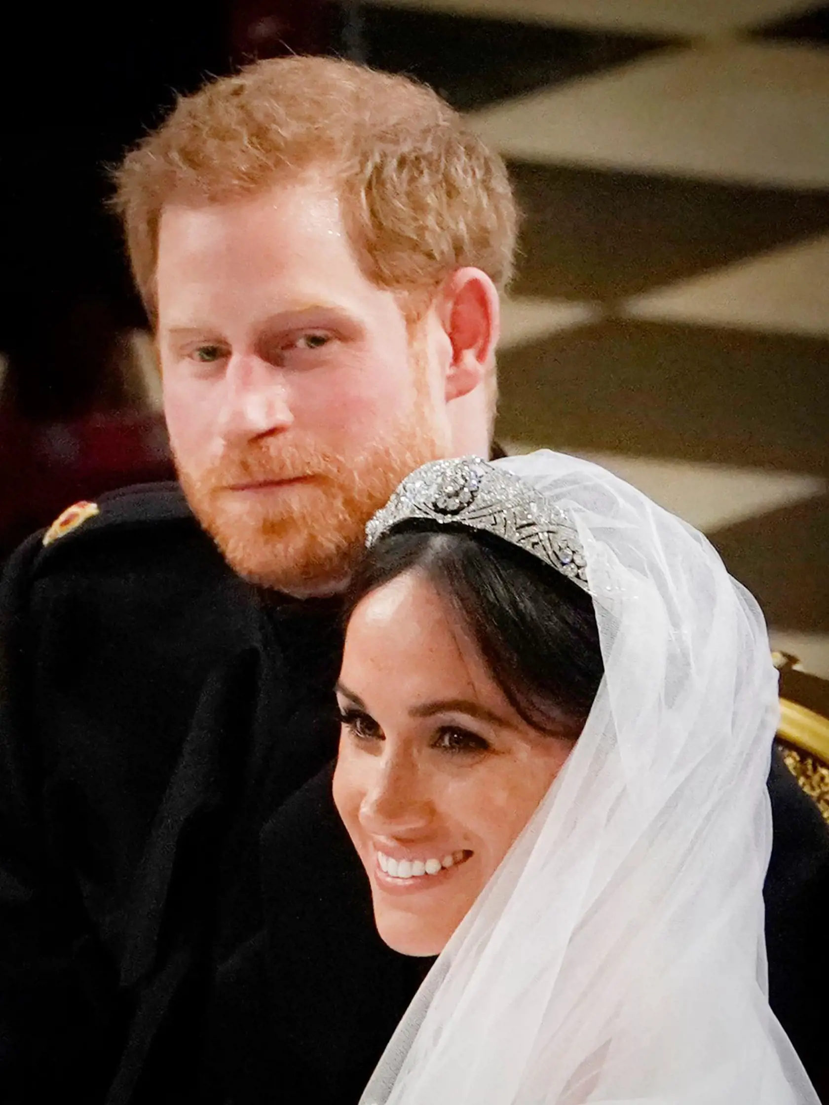 Meghan bola krásna nevesta, hoci nezakrývala svoje pehy a znamienka, jej žiarivý úsmev všetko zatienil.