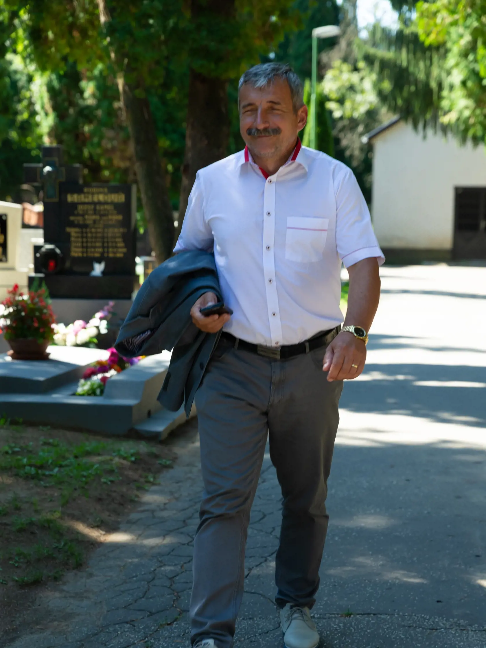 Zábery z reportáže na miestnom cintoríne v obci zlaté moravce
