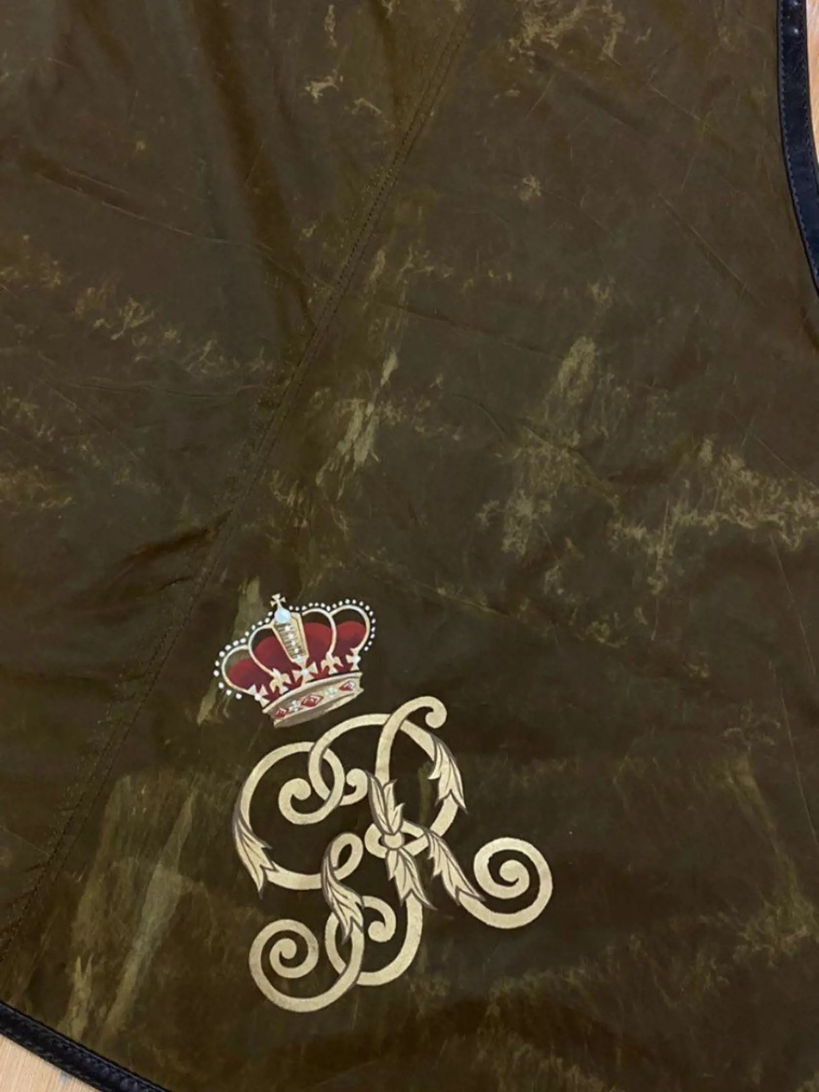 Monogram na deke pre koňa.