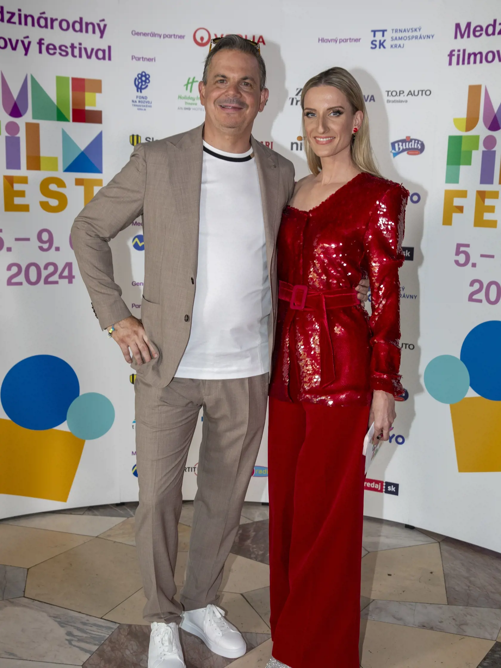 Daniel Dangl a Adela Vinczeová, ktorá zažiarila v ligotavom outfite od Fera Mikloška.