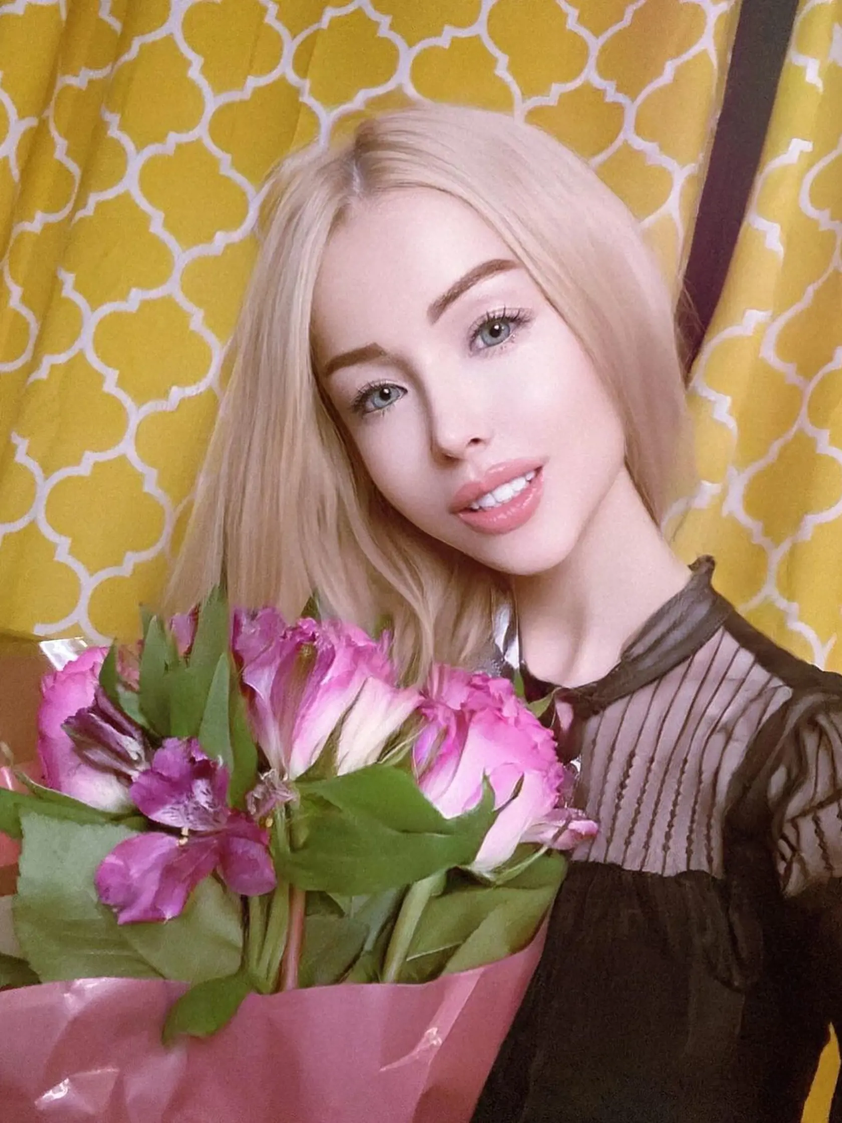 Za posledných pár rokov sa modelka Valeria Lukyanova stala internetovou celebritou pre svoj často kritizovaný vzhľad, pretože je ľudovo označovaná ako "ľudská Barbie“. Nedávno Lukyanova súhlasila s rozhovorom pre Cosmopolitan, kde otvorene hovorila o svojom živote, zvláštnej mystike, ktorú si okolo seba vybudovala, a svojej populárnej prezývke.