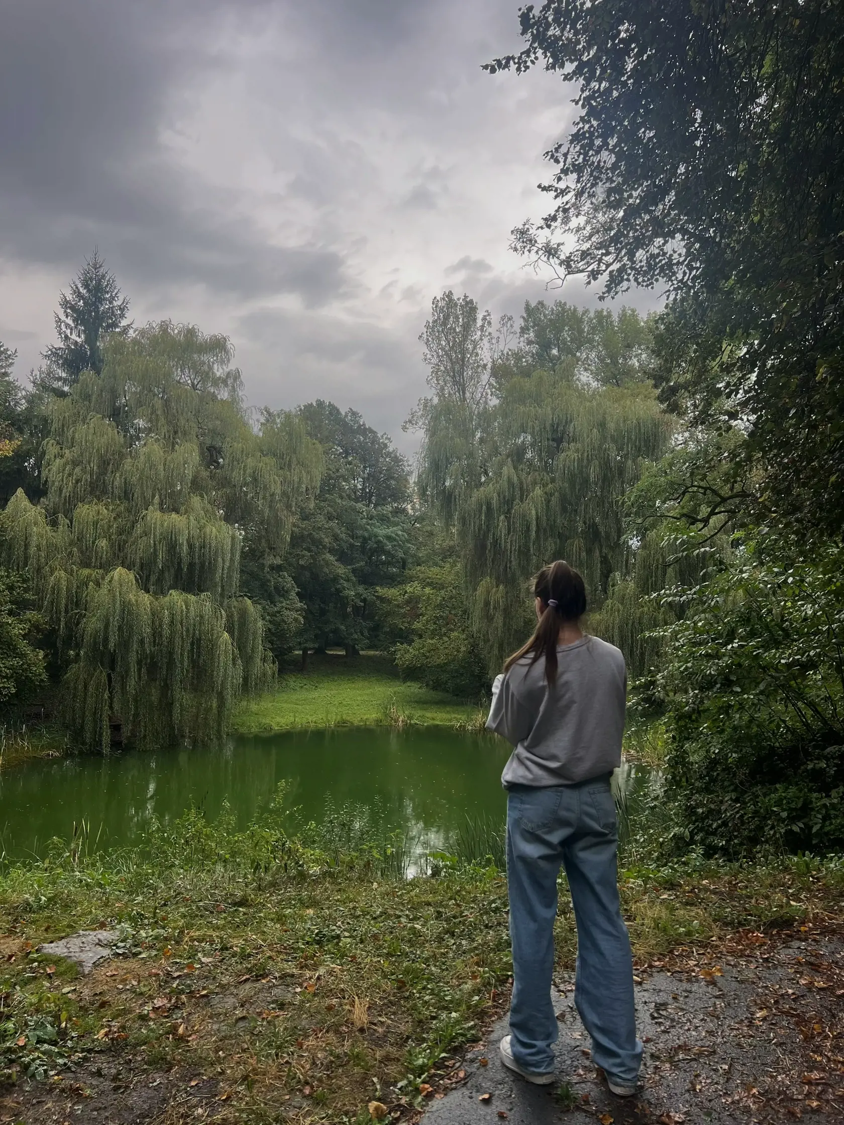 V tichu piatkového rána, počas jemného jesenného dažďa, sa vydávame preskúmať opustený areál Borovej hory pri Zvolene. Miesto, ktoré kedysi pulzovalo životom, je dnes iba prázdnou schránkou svojej niekdajšej slávy.