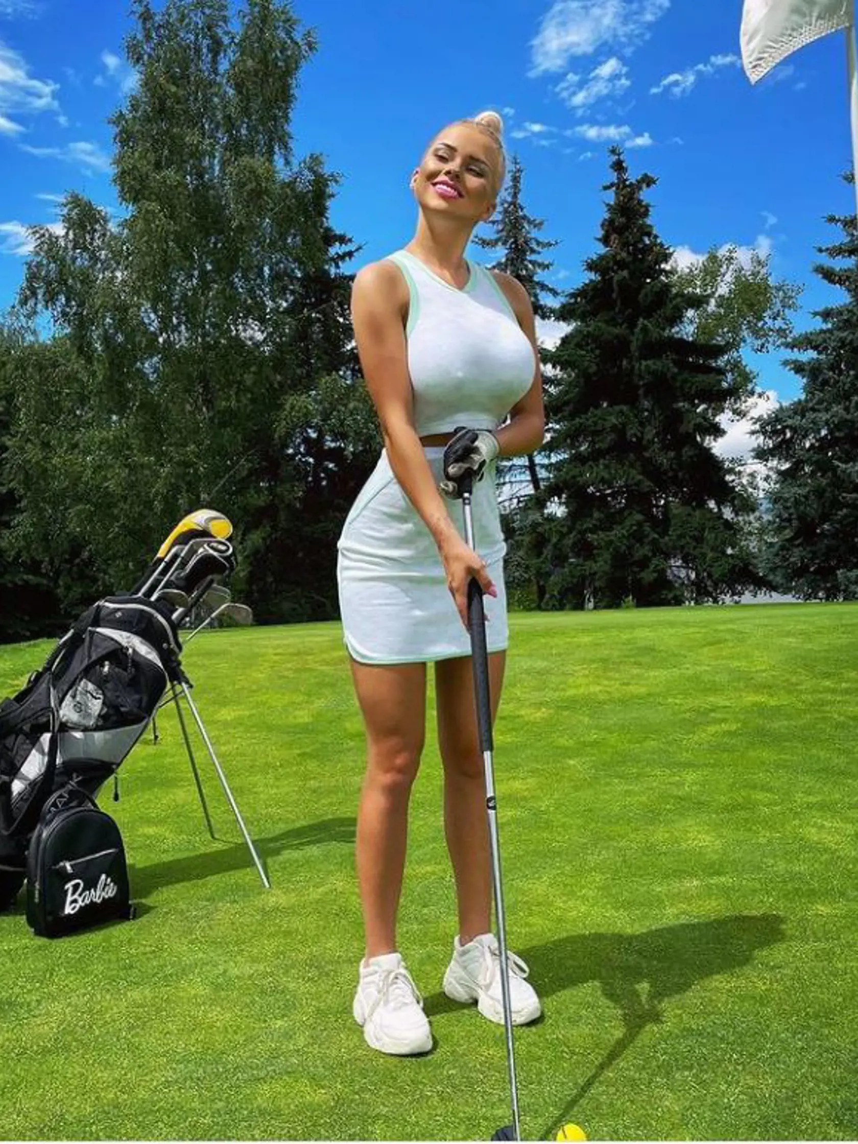 Jej snom bolo podobať sa takzvanej Bimbo Barbie, bábike, ktorá má neprirodzené telesné proporcie. Jej veľkým idolom je napríklad slávna Pixee Fox, ktorá si pre túžbu po úzkom drieku dala vyoperovať dokonca rebrá.

Gabriel prešla za viac ako štyri roky radikálnou premenou, dala si zväčšiť prsia na veľkosť desať a pravideľne podstupuje skrášľujúce zákroky, aby sa čo najviac pobobala populárnej bábike. Dnes však pôsobí omnoho sofistikovanejším a elegantnejším vzhľadom ako vo svojich začiatkoch.