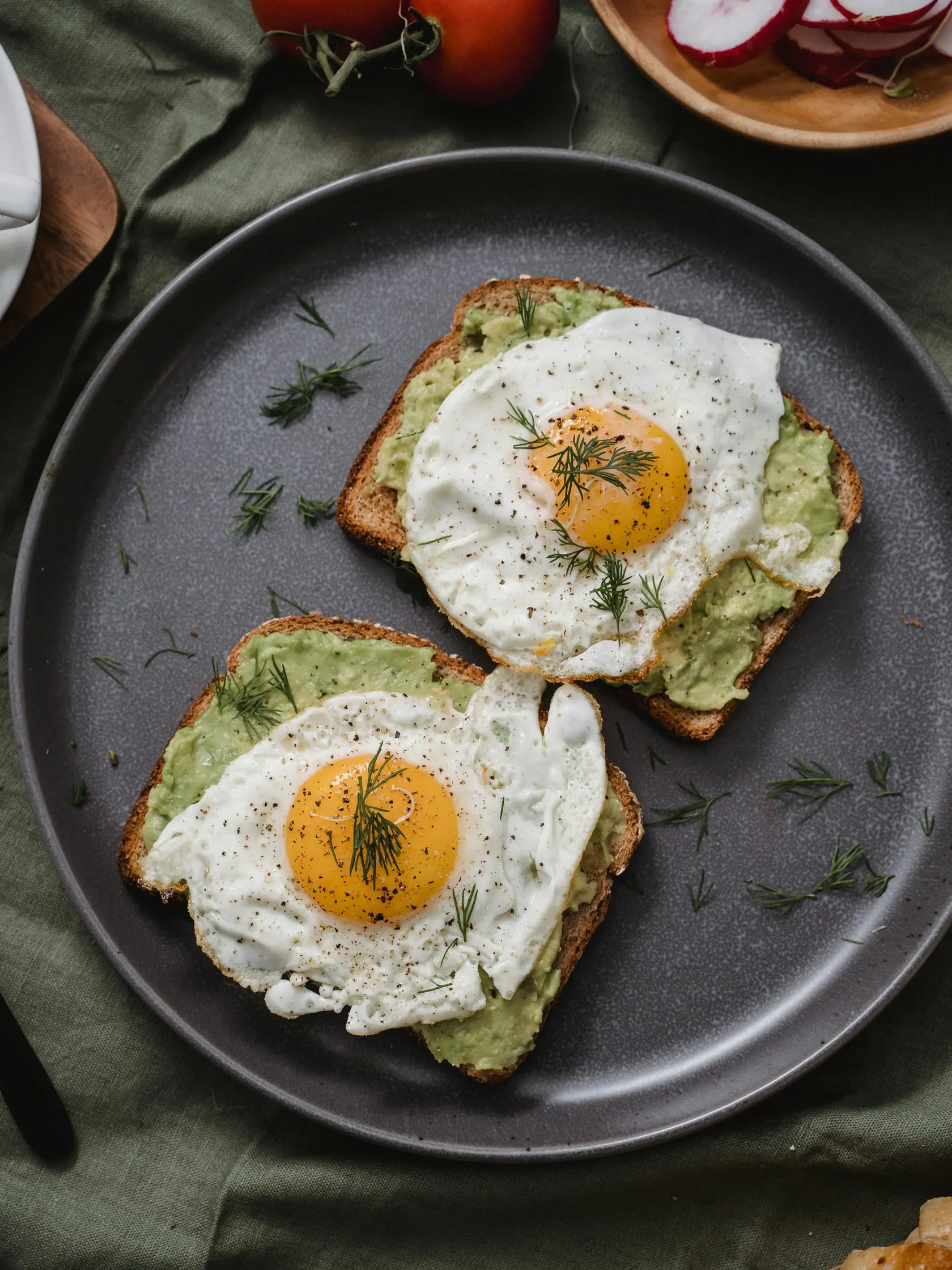 Efektný, chutný a jednoduchý recept. Avokádová nátierka na toaste s volským okom.