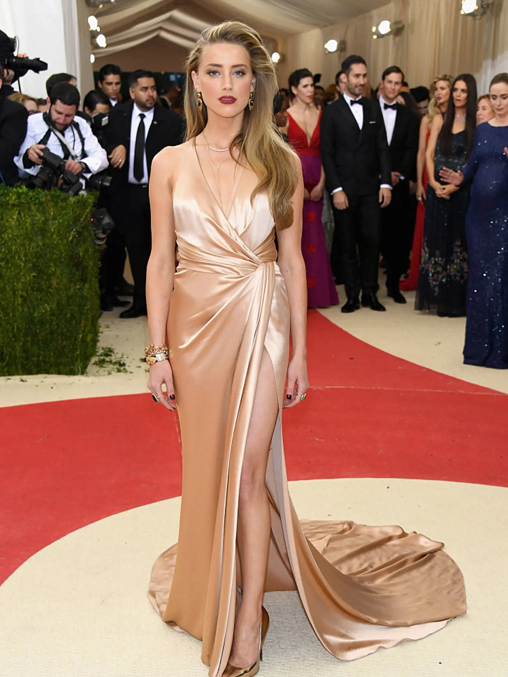 Amber Heard v saténovej kreácii od Ralpha Laurena.