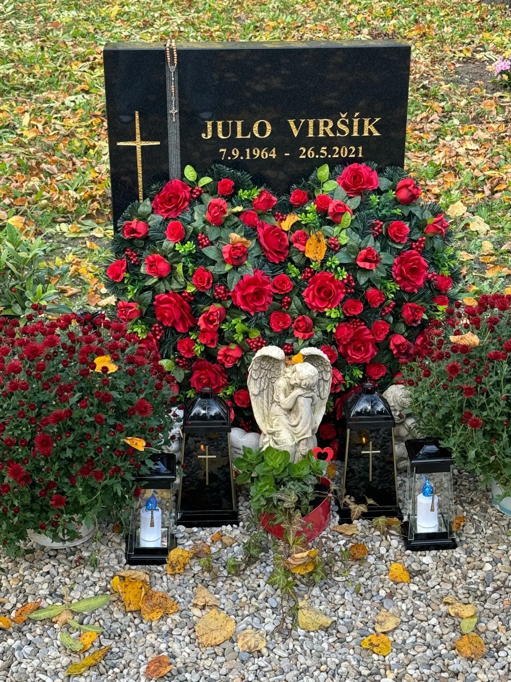 Srdce z ruží. Hrob Jula Viršíka. Ondrejský cintorín.